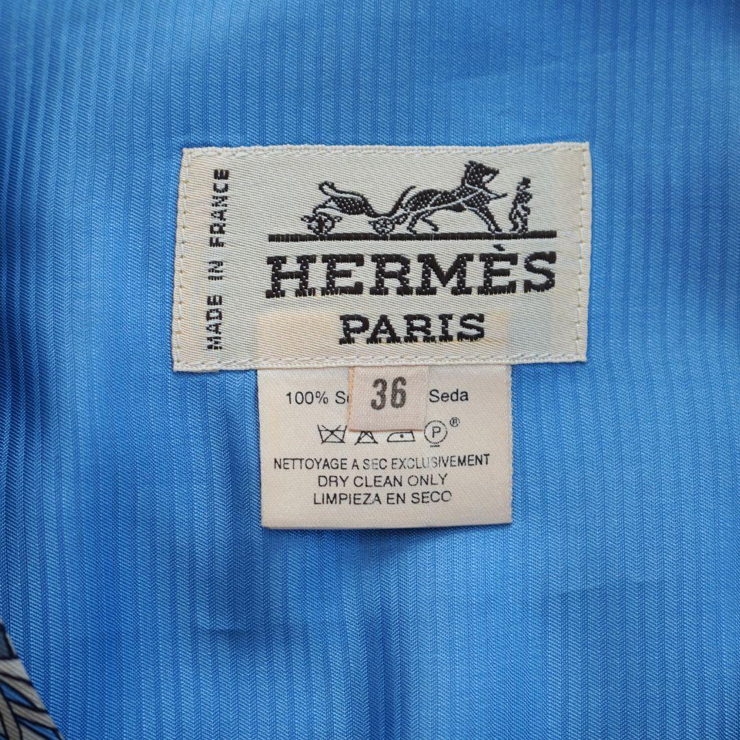 Chaleco abotonado de seda azul Hermès en venta 2