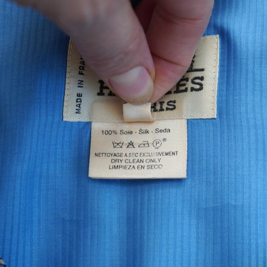 Chaleco abotonado de seda azul Hermès en venta 3