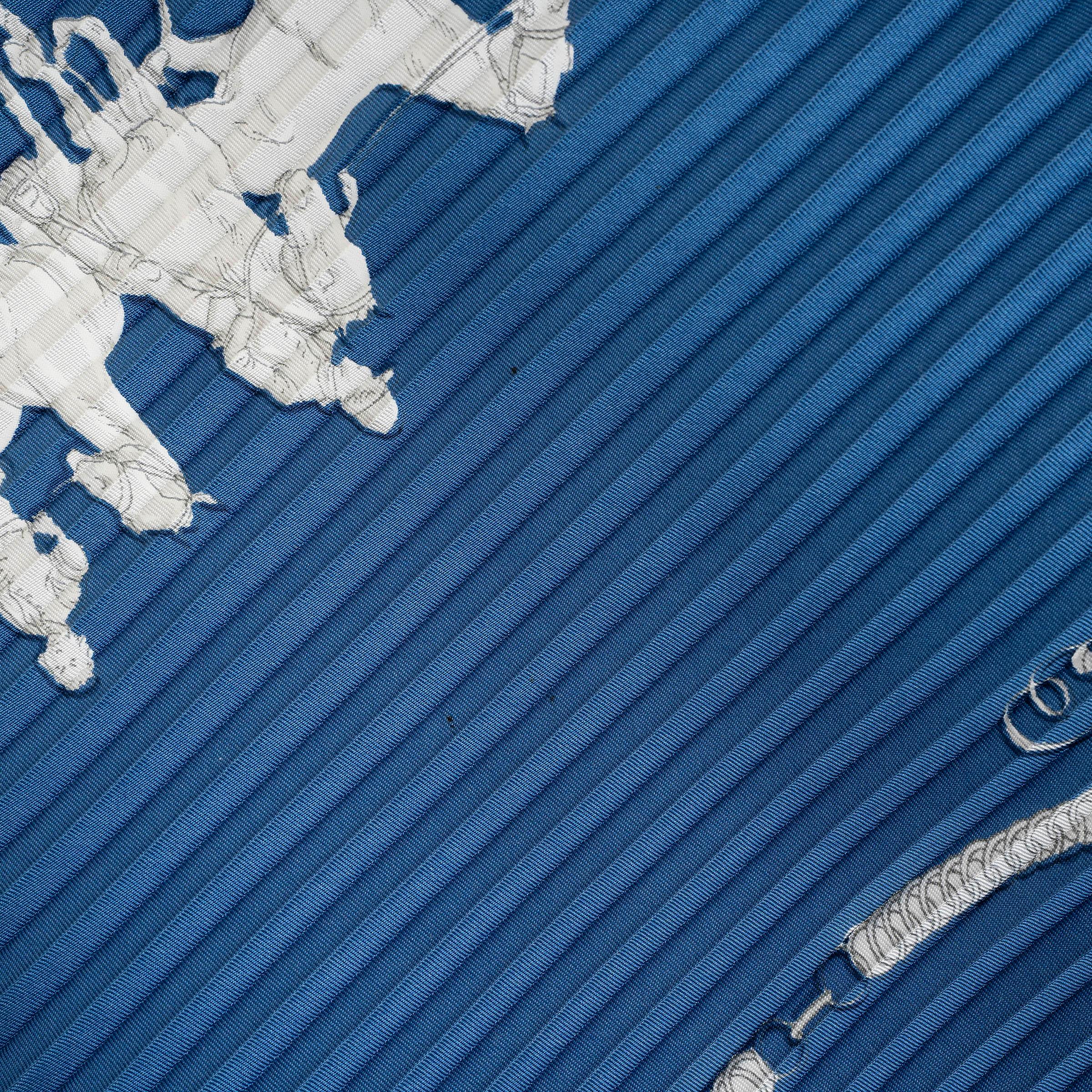 HERMES blue silk PHAETON 90 PLISSE Scarf In Excellent Condition For Sale In Zürich, CH