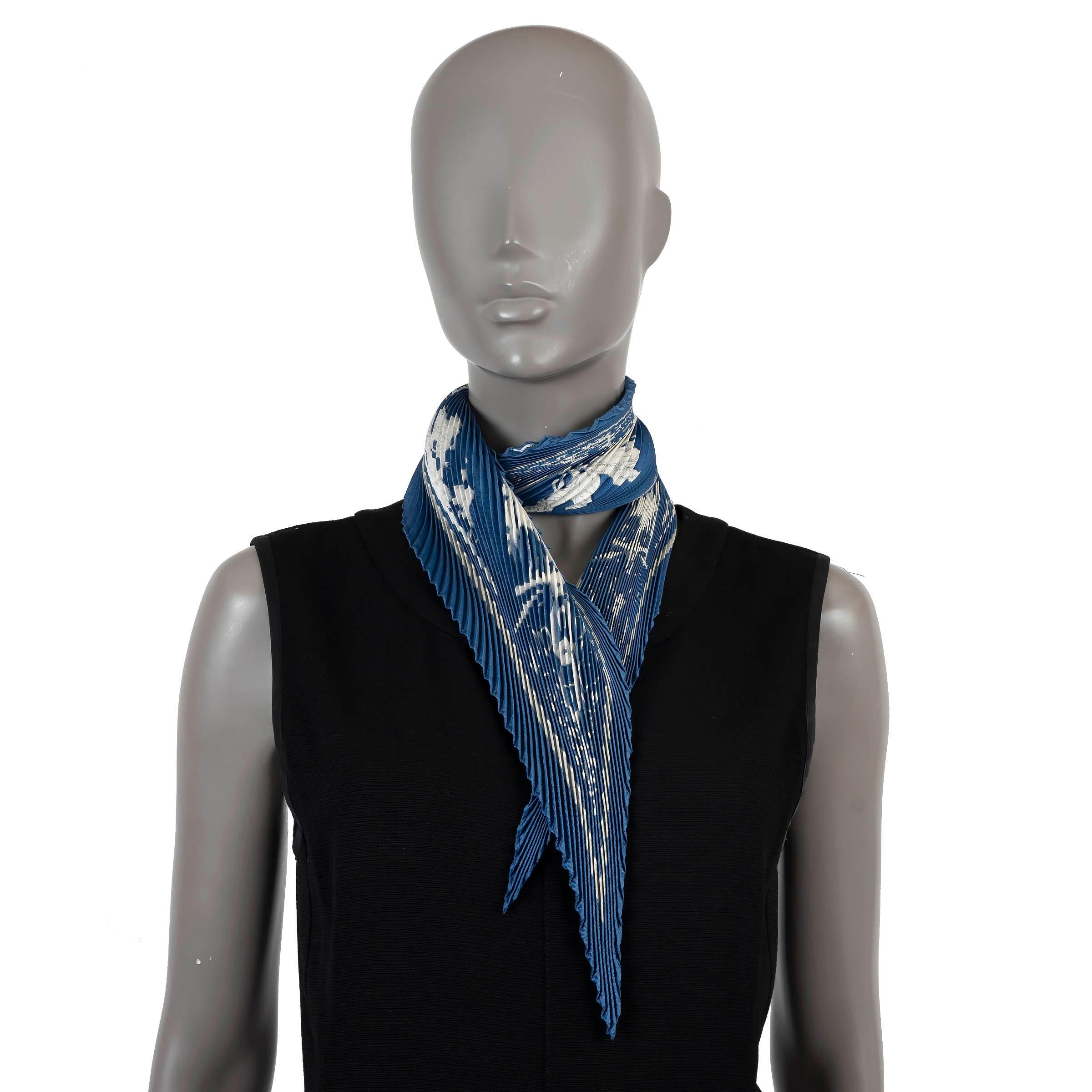 Women's or Men's HERMES blue silk PHAETON 90 PLISSE Scarf For Sale