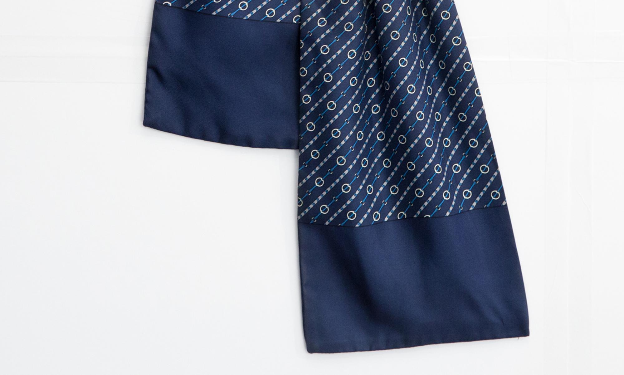 Foulard en soie bleue Hermès avec imprimé all-over, large bordure marine et plis centraux. 
Circa 1980
En bon état vintage. Fabriqué en France.
45.3in. (115 cm)  X 6,7 pouces (17 cm)
Nous vous garantissons que vous recevrez  Article iconique tel que