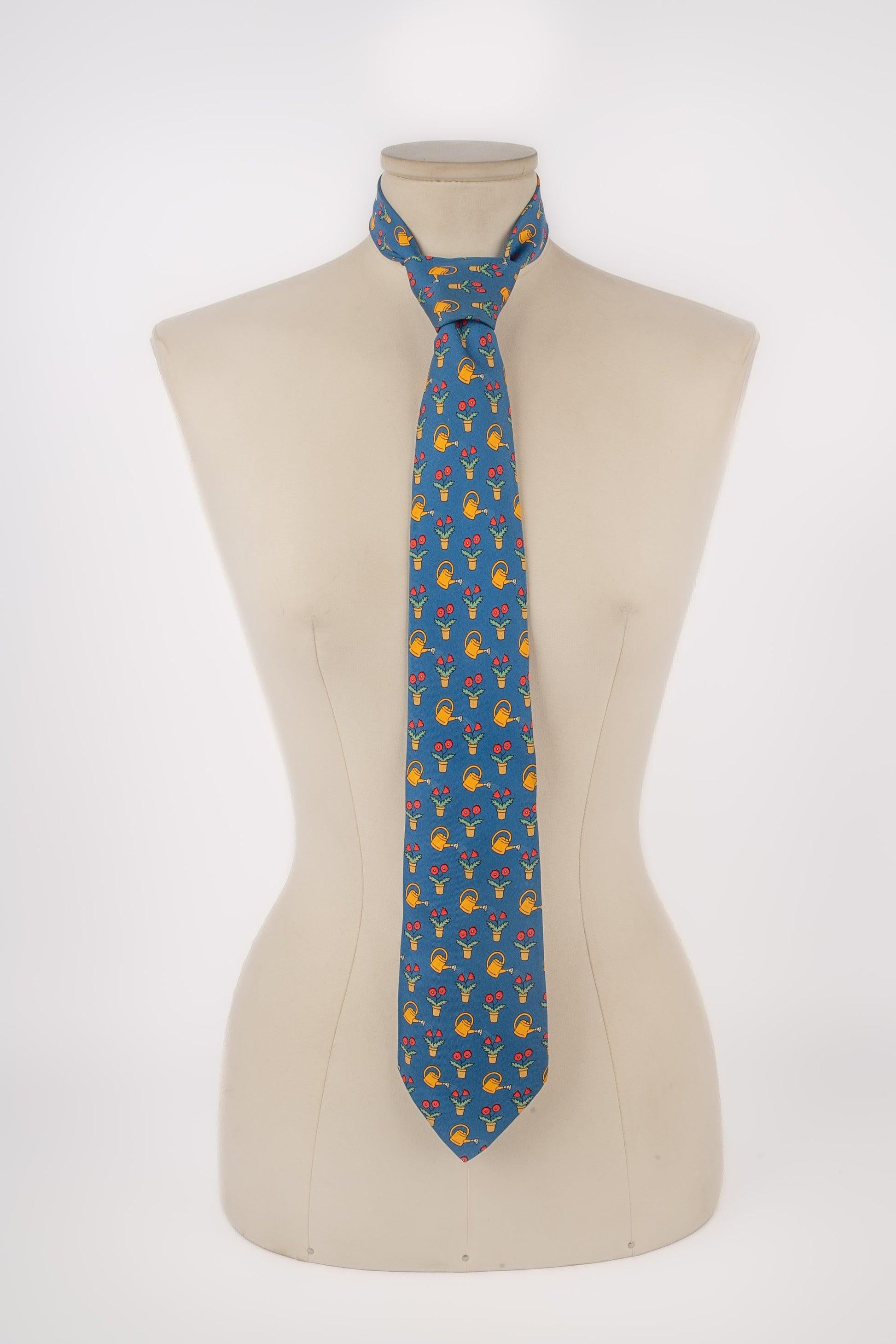 Hermès - (Made in France) Blue silk tie illustrated with flowers and watering cans.

Additional information:
Condition: Very good condition
Dimensions: Maximum width: 9 cm

Seller Reference: ACC233

