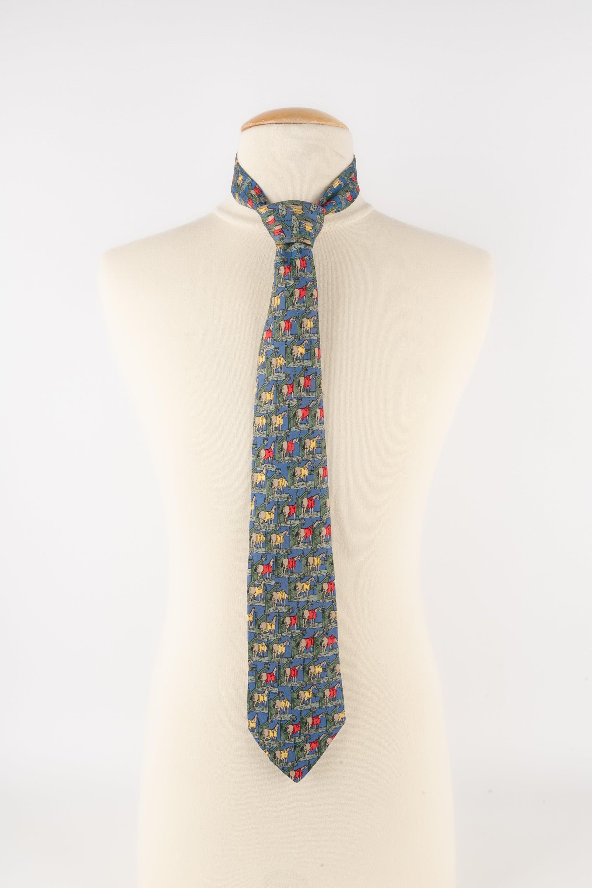 Hermès - (Made in France) Blue silk tie illustrated with horses. There is a stain.

Additional information:
Condition: Good condition
Dimensions: Max. length: 9 cm

Seller Reference: ACC6
