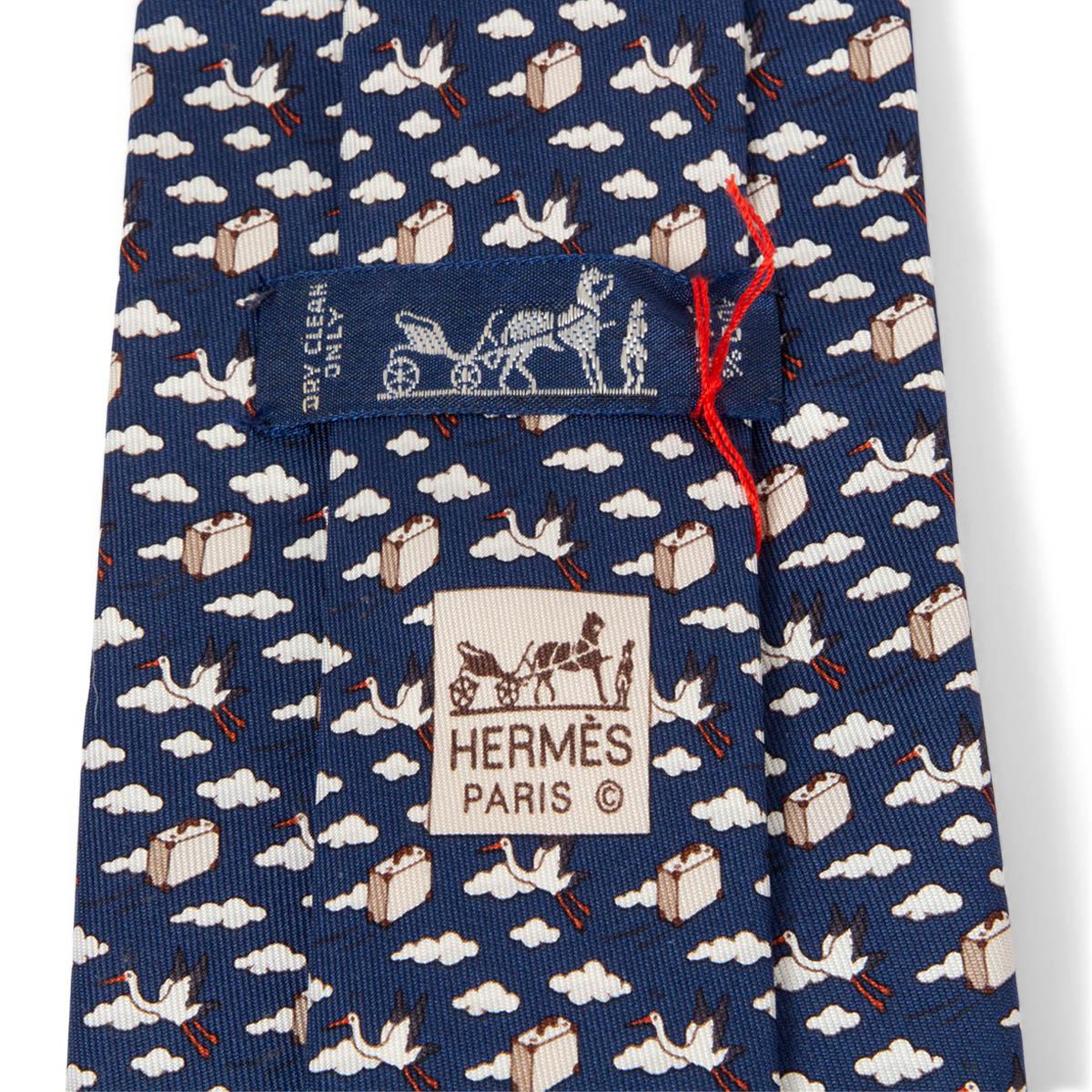HERMÈS Cravate en sergé de soie bleue 5454 BIRD EXPRESS Excellent état - En vente à Zürich, CH
