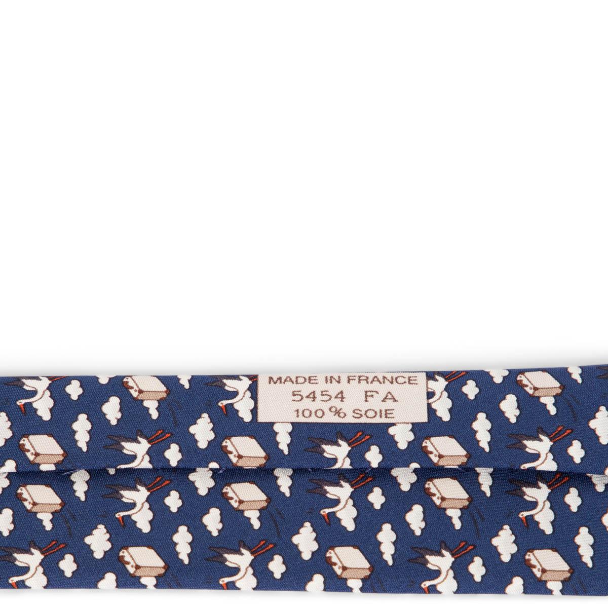 HERMÈS Cravate en sergé de soie bleue 5454 BIRD EXPRESS Pour femmes en vente