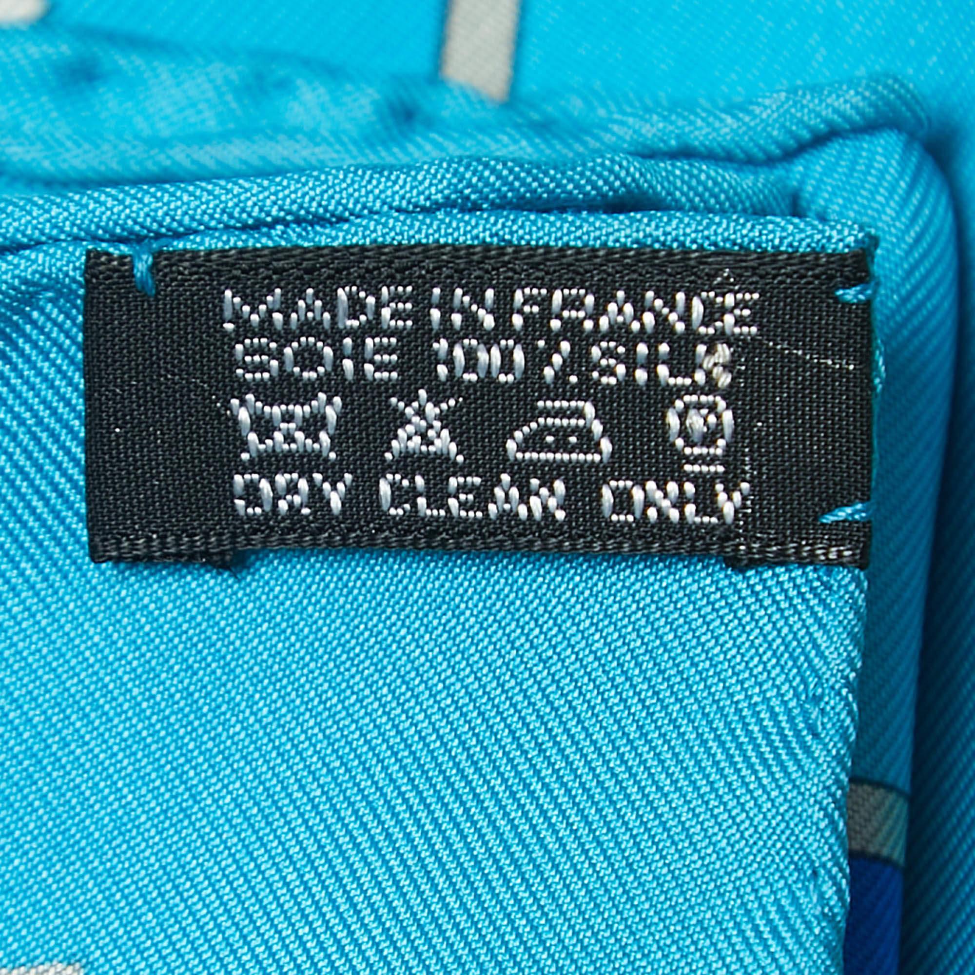 Écharpe carrée en soie imprimée équestre à rayures bleues Hermès Bon état - En vente à Dubai, Al Qouz 2