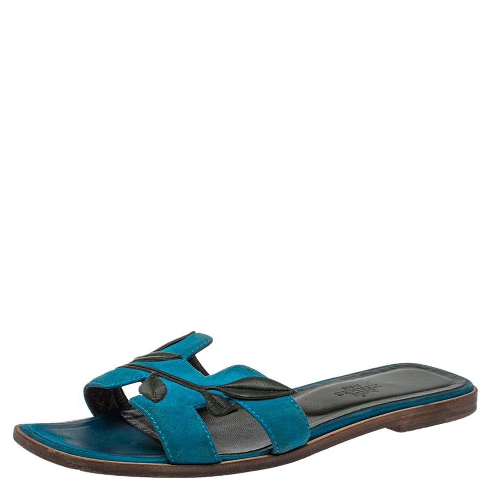 The famous Oran sandals by Hermès gets a gorgeous update in this blue pair. The slides come crafted from leather, and on the iconic H cut on the vamps, pretty leaves are added as an enhancement. Leather insoles and outsoles complete the