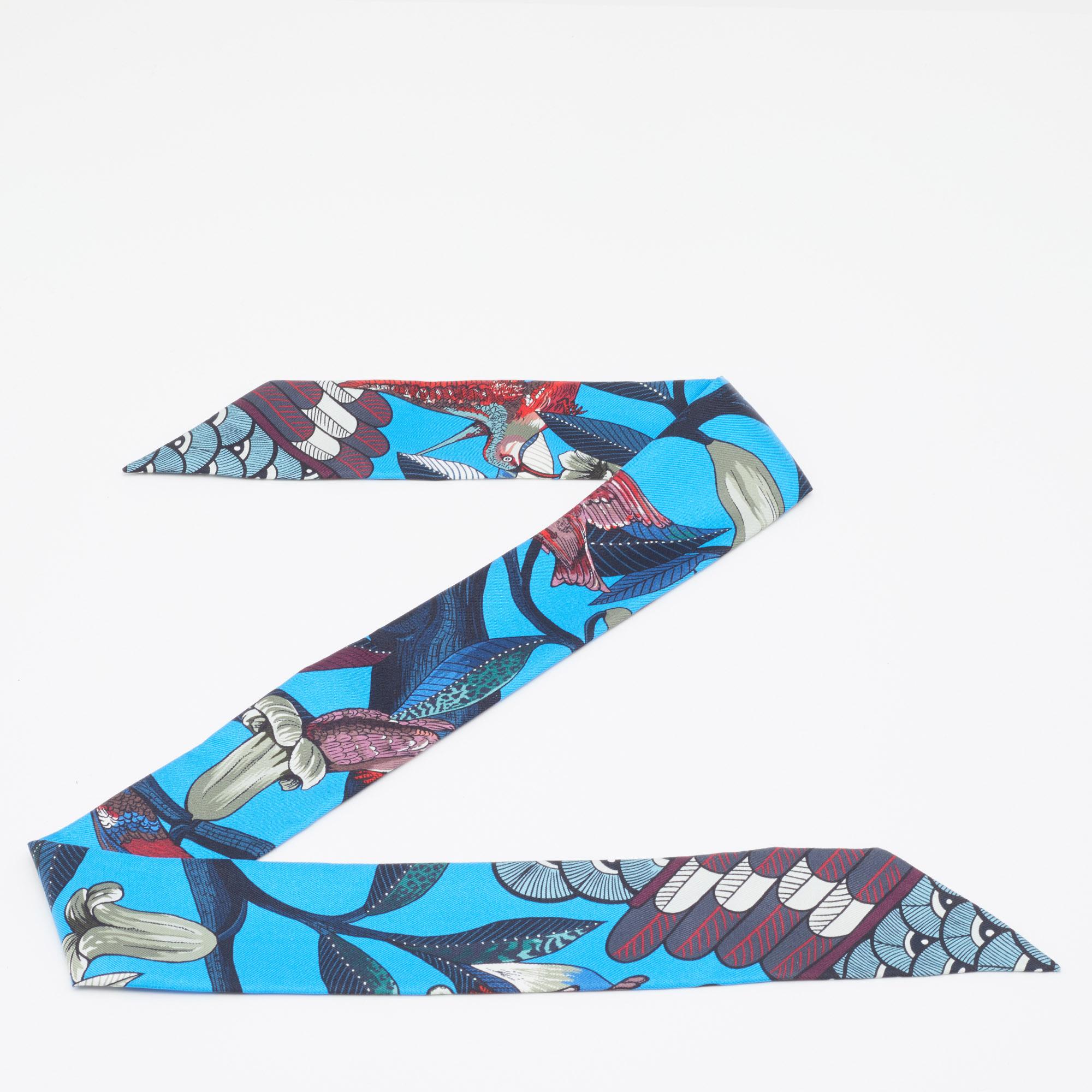 This fabulous twilly by Hermès complements almost all your outfits and looks pretty whether you tie it around your hair or your wrist. Cut from silk, this scarf is adorned all over with an interesting Tree of Song print.

