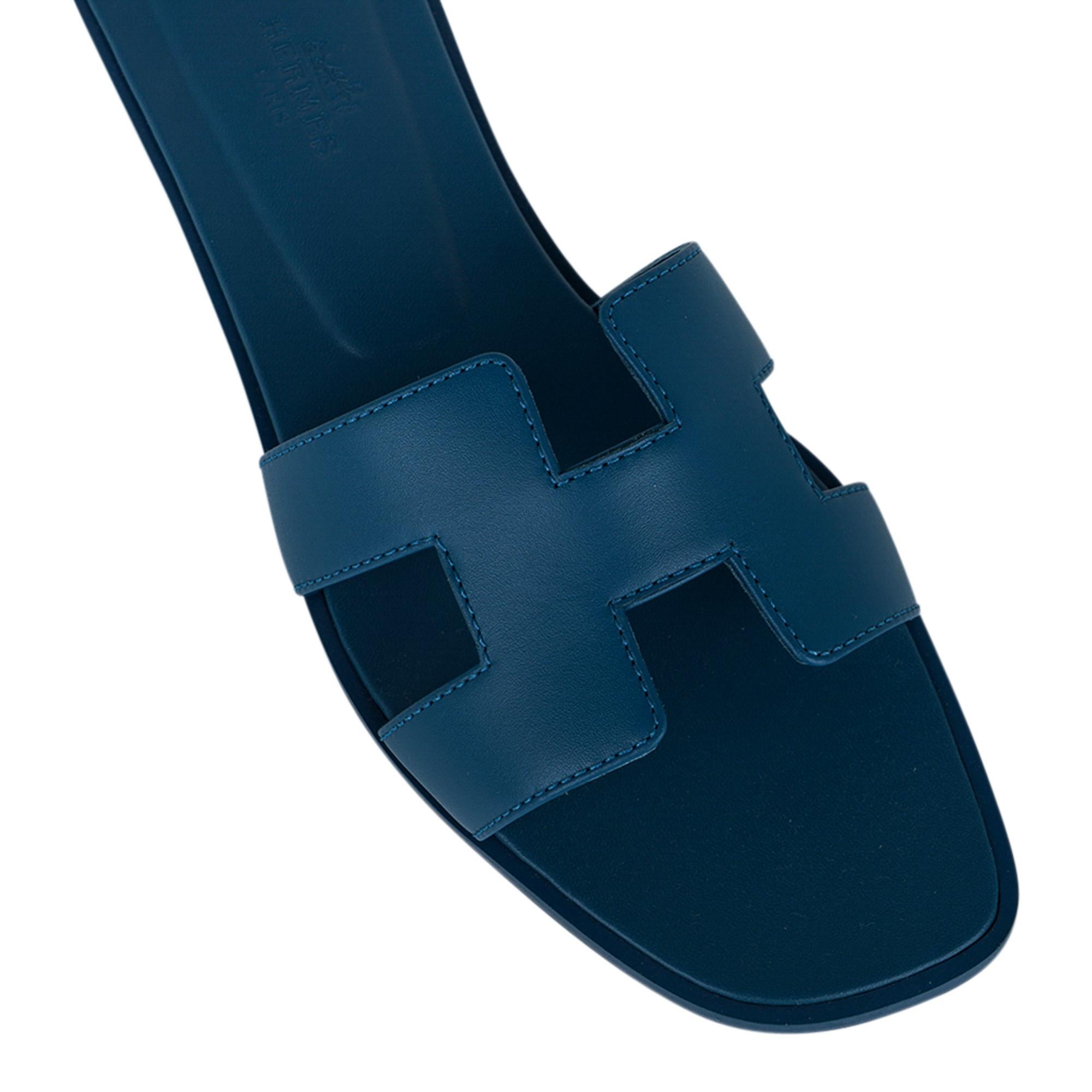 Mightychic offers Hermes Oran flat sandals featured in Bleu Velvet.
This stunning box calfskin leather Hermes Oran slide sandal is in a richly saturated blue hue - stunning.
The iconic H cutout over the top of the foot.
Matching embossed calfskin