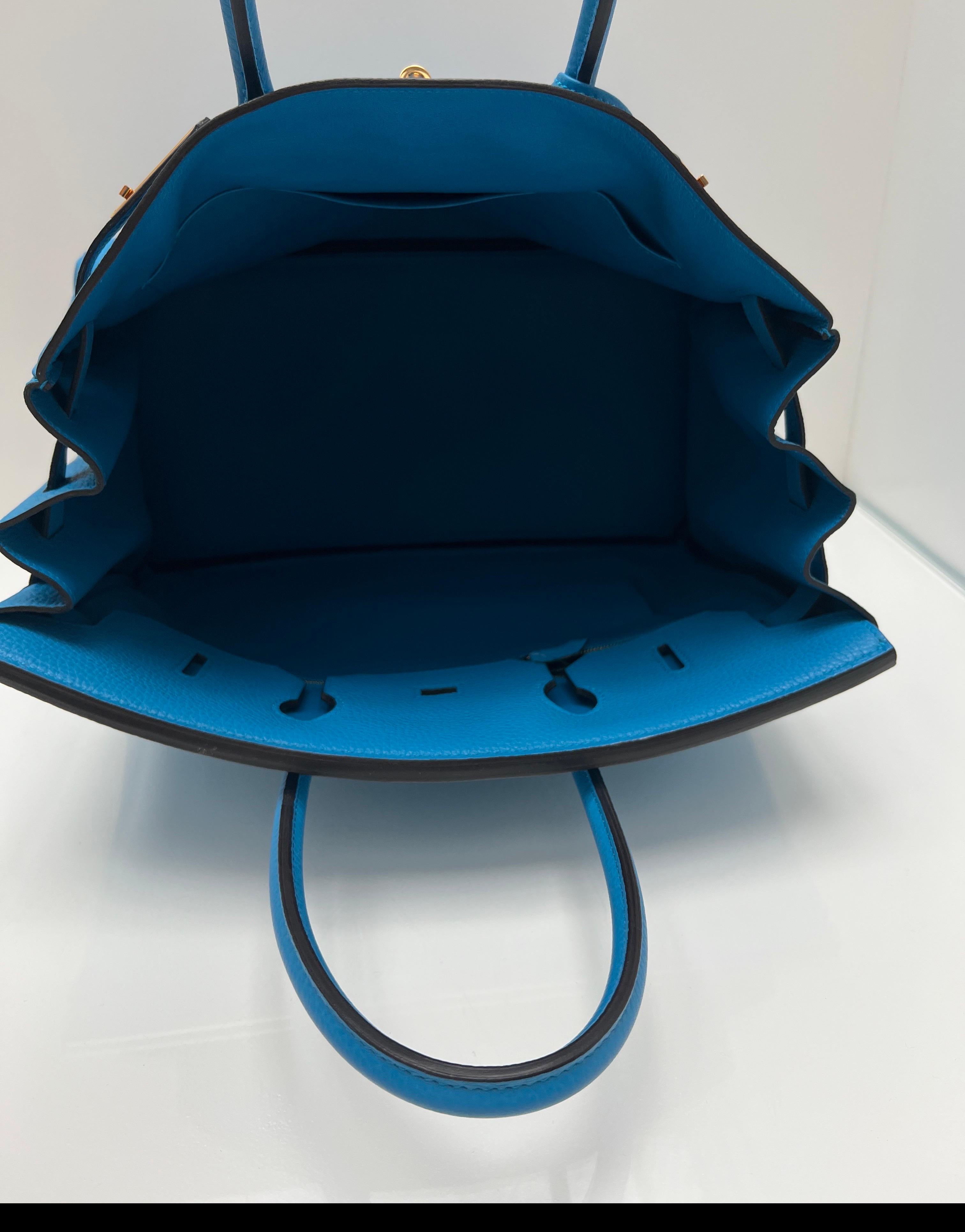 Sac Hermes Birkin 35 bleu Zanzibar. Excellent état. Matériel doré. Intérieur propre. Couleur bleue vibrante. Pièce rare de collectionneur. Un sac plus récent. Comprend une clochette, un cadenas, des clés et un sac à poussière. Garantie