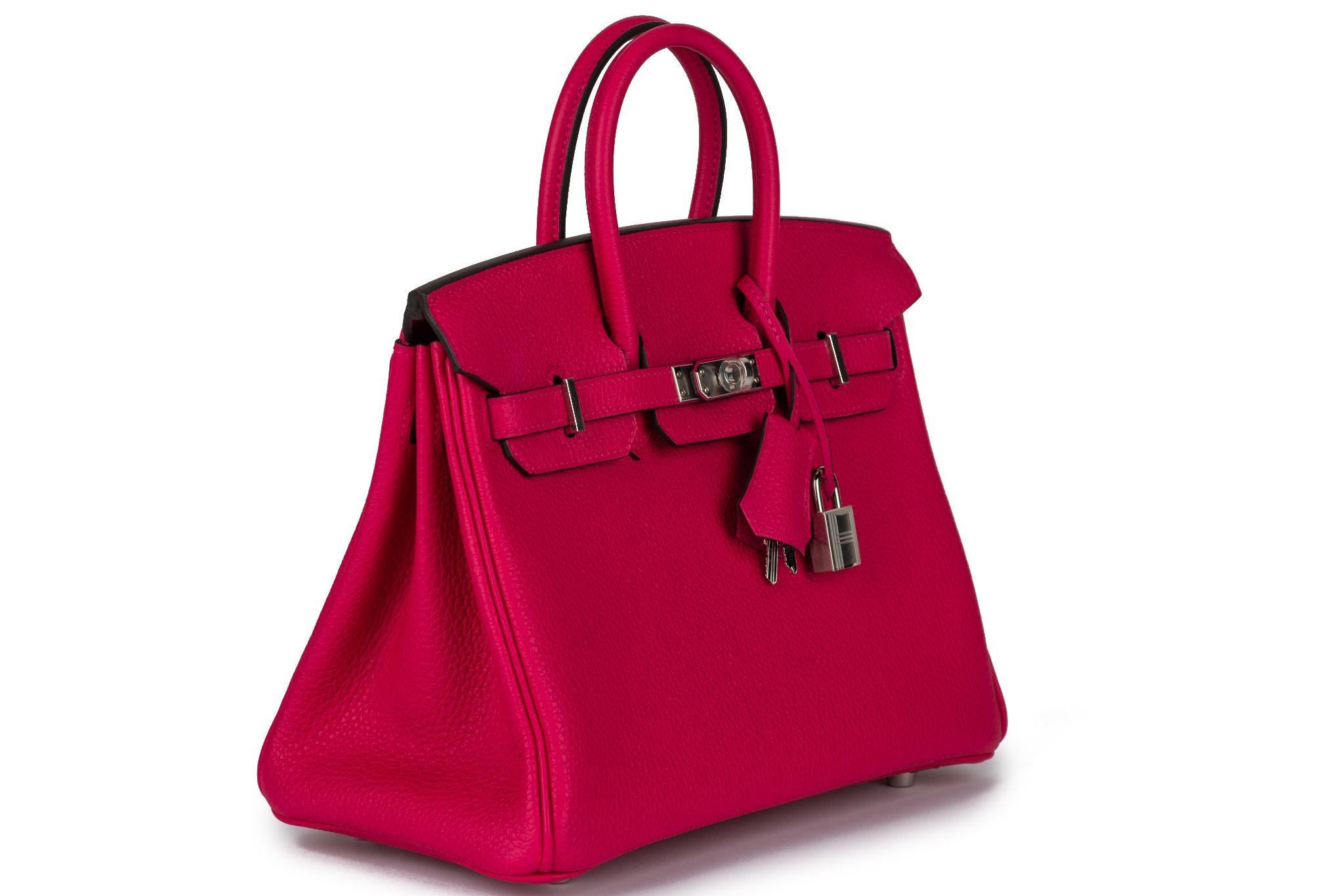 HERMÈS Birkin 25 crafted of Togo leather in a rose mexico color with palladium hardware. The piece is new and very sought after. Date stamp U for 2023. It comes with the full set: clochette, tirette, lock, keys, dust cover, rain jacket and the box.