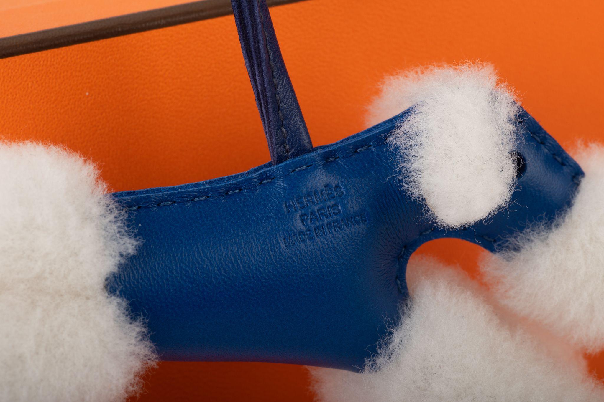 Arancia Charm Hermès BNIB Cane blu con guaina in vendita