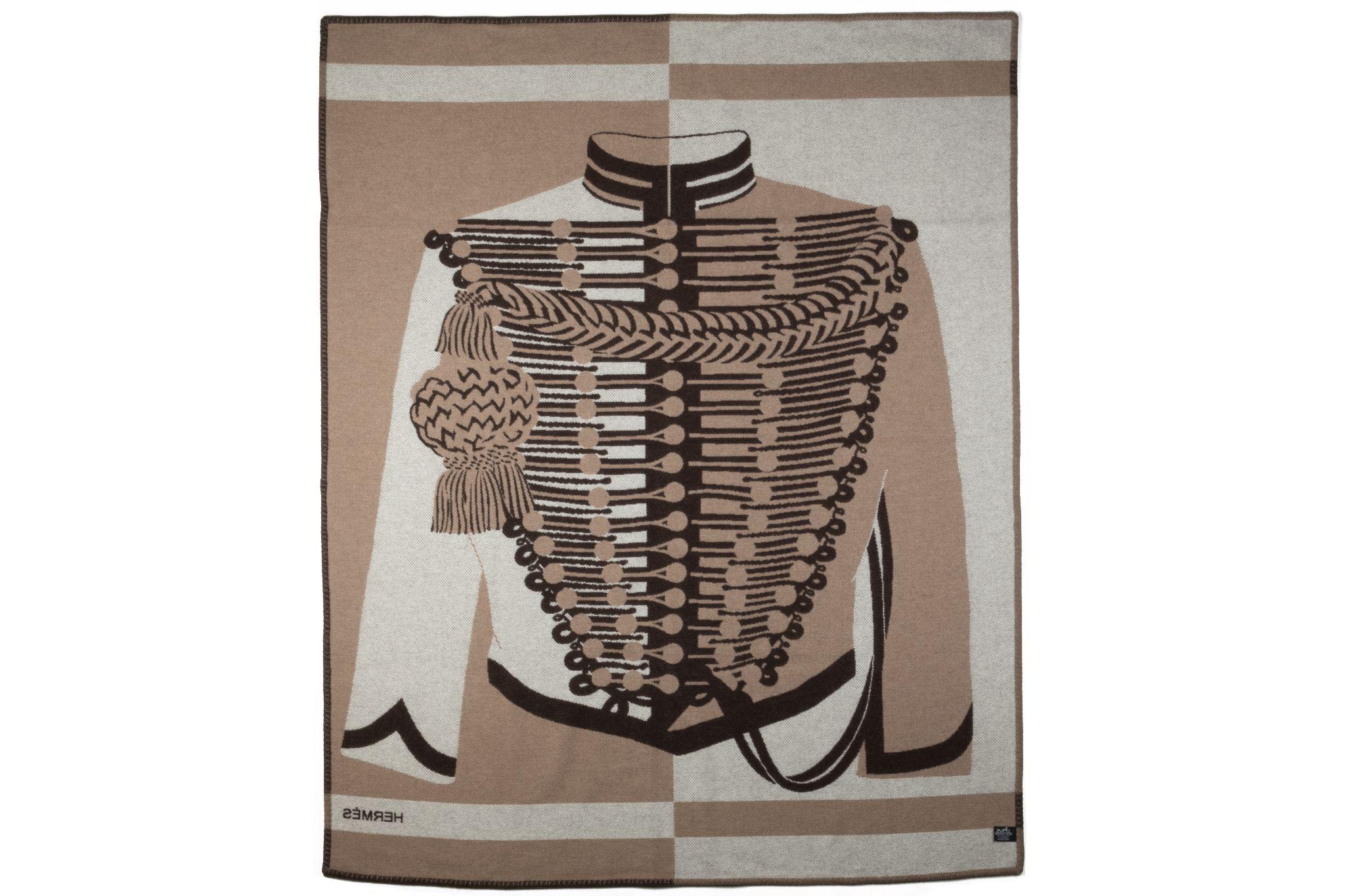 Couverture Hermès brandebourg de collection, neuve dans sa boîte, combo brun et etoupe. 90% laine et 10% cachemire. Livré avec sa boîte d'origine.