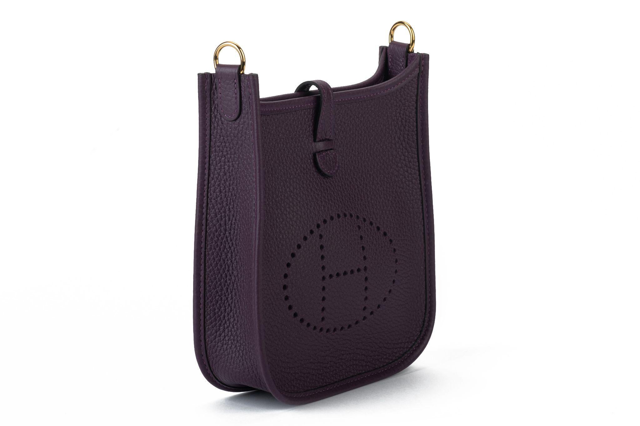 Hermès Marke neu in Box Cassis Clemence Leder Cross Body Bag mit Goldton Hardware. Datumsstempel U für 2022. Kommt mit kleinem und großem Schutzumschlag, Booklet, Box.