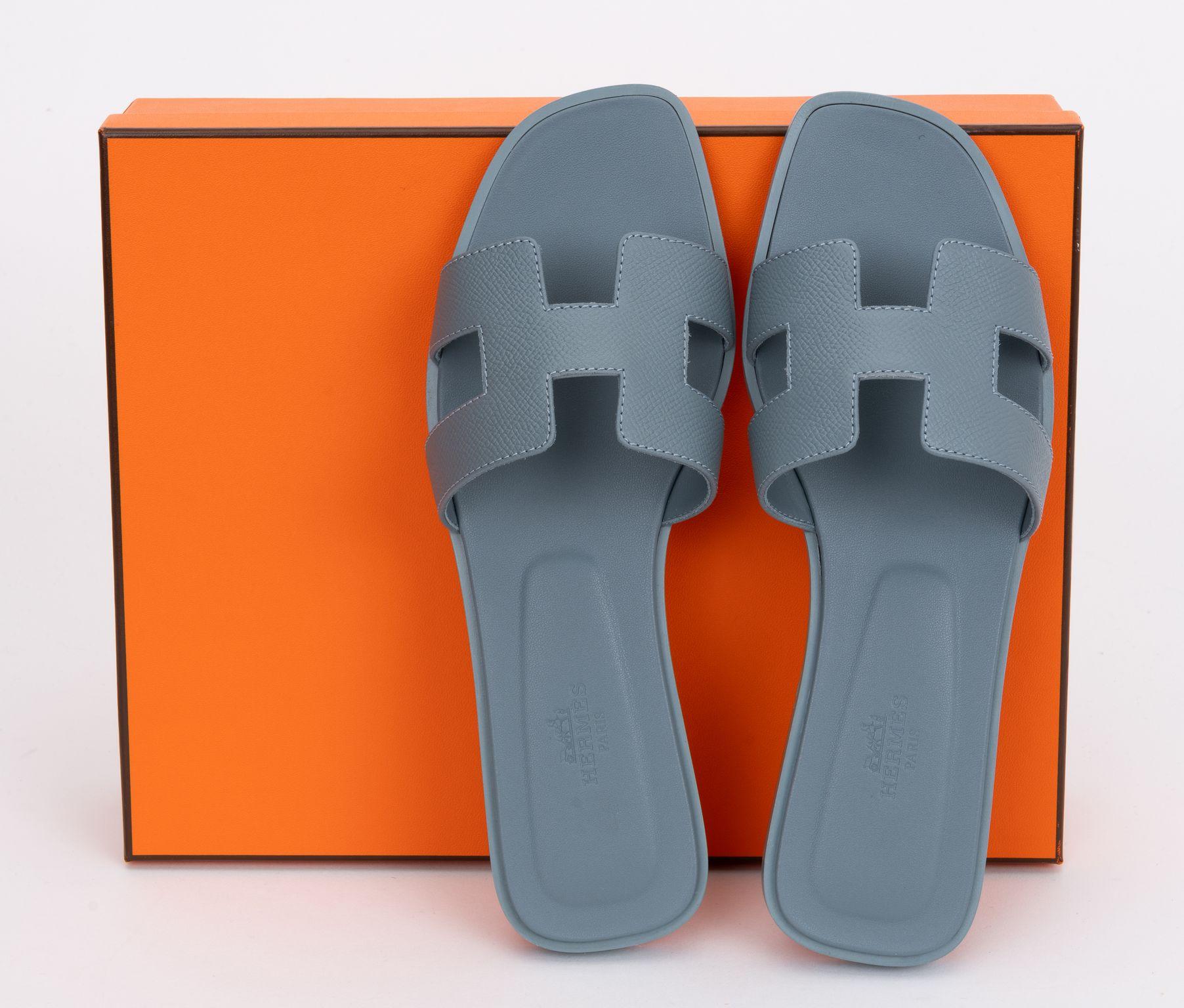 Hermes brand new celeste epsom oran sandals with rhinestones H design. Taille européenne N. 38, livré avec housse et boîte d'origine.