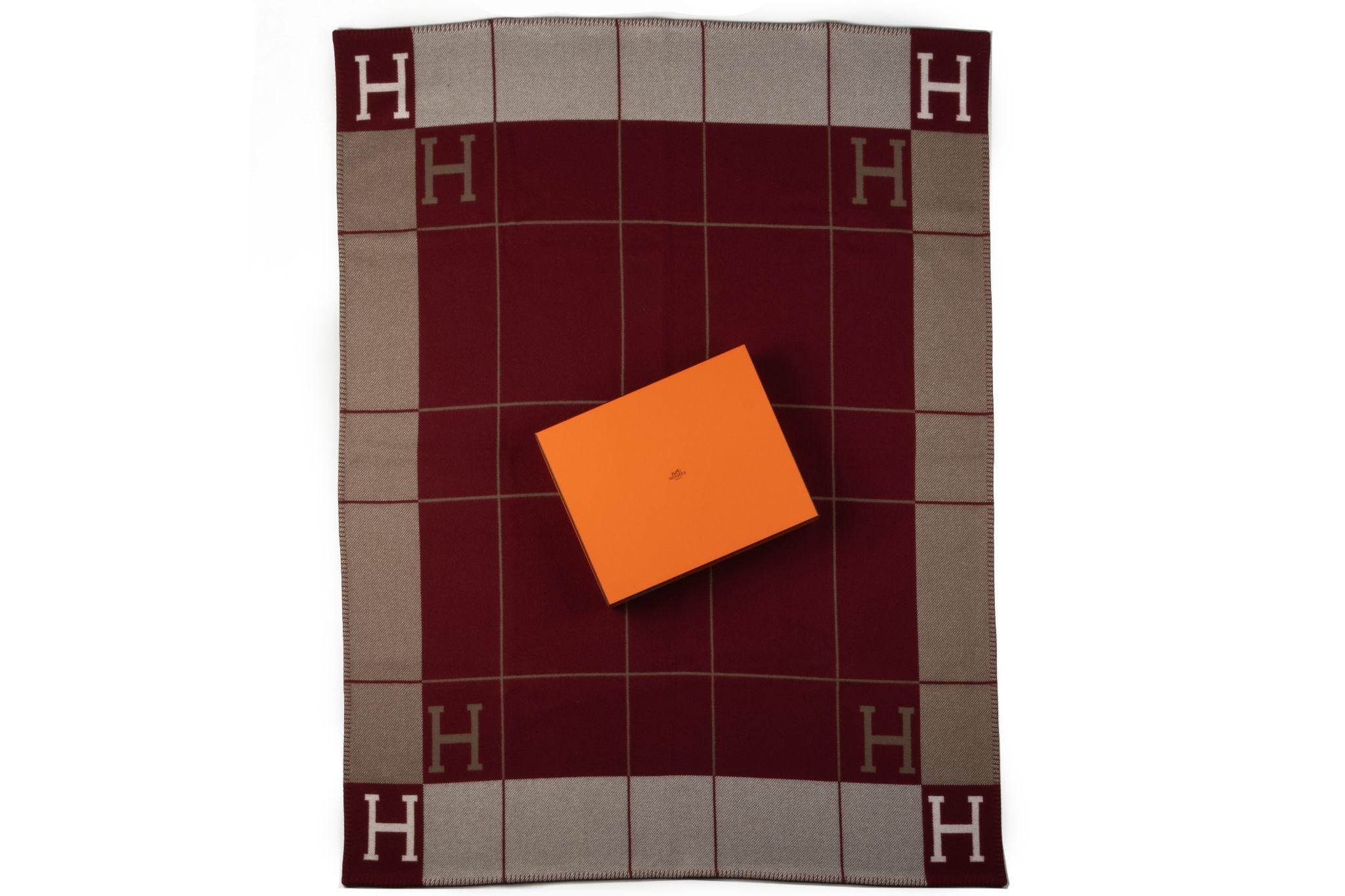 Hermes BNIB Etoupe Red Avalon Blanket In New Condition For Sale In West Hollywood, CA