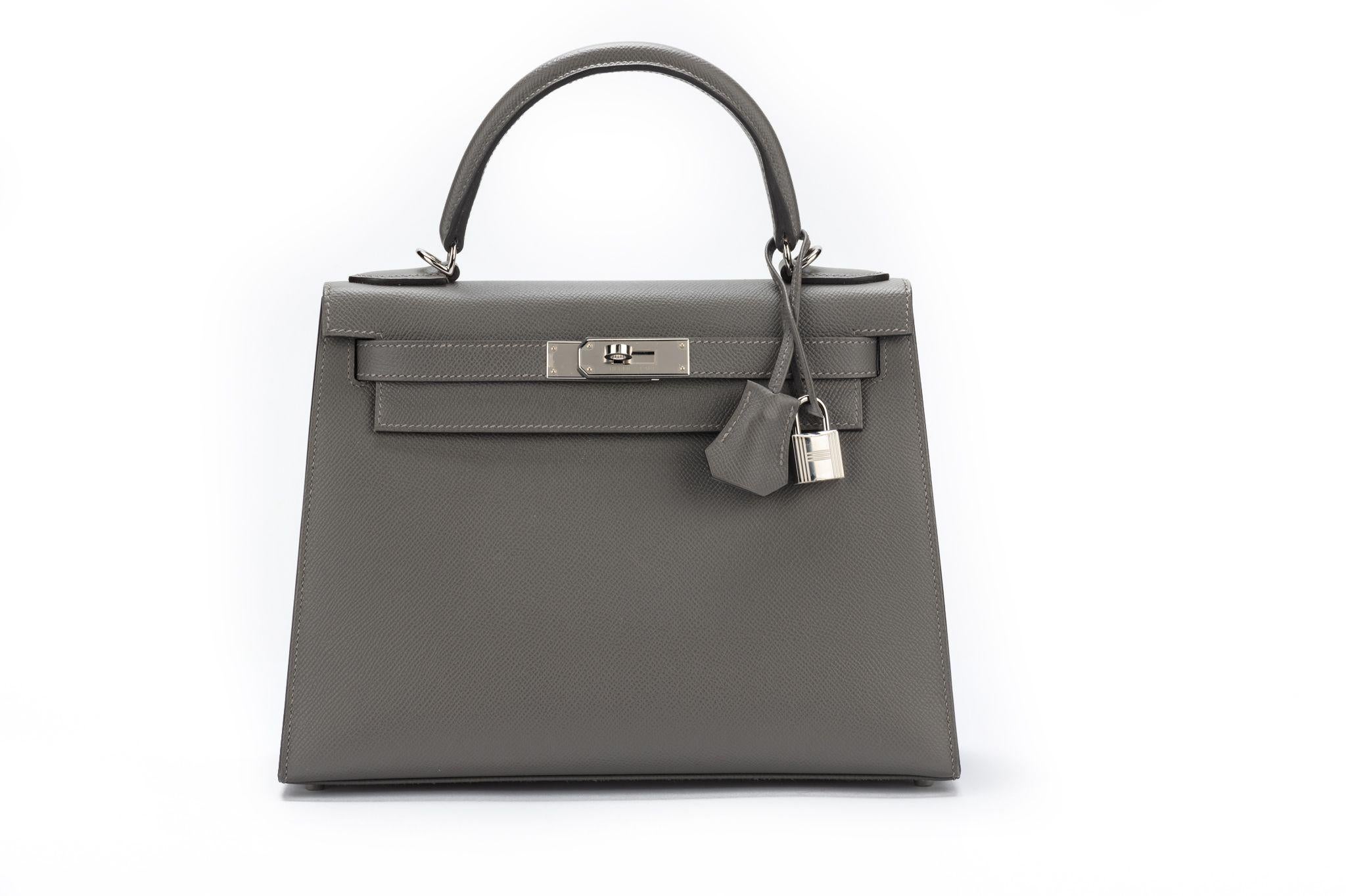 Hermes brand new Kelly 28 in Gris Mouette epsom leather with brushed palladium hardware and tonal stitching. It comes with a two strap with front toggle closure, clochette with lock and two keys, single rolled handle and removable shoulder strap.