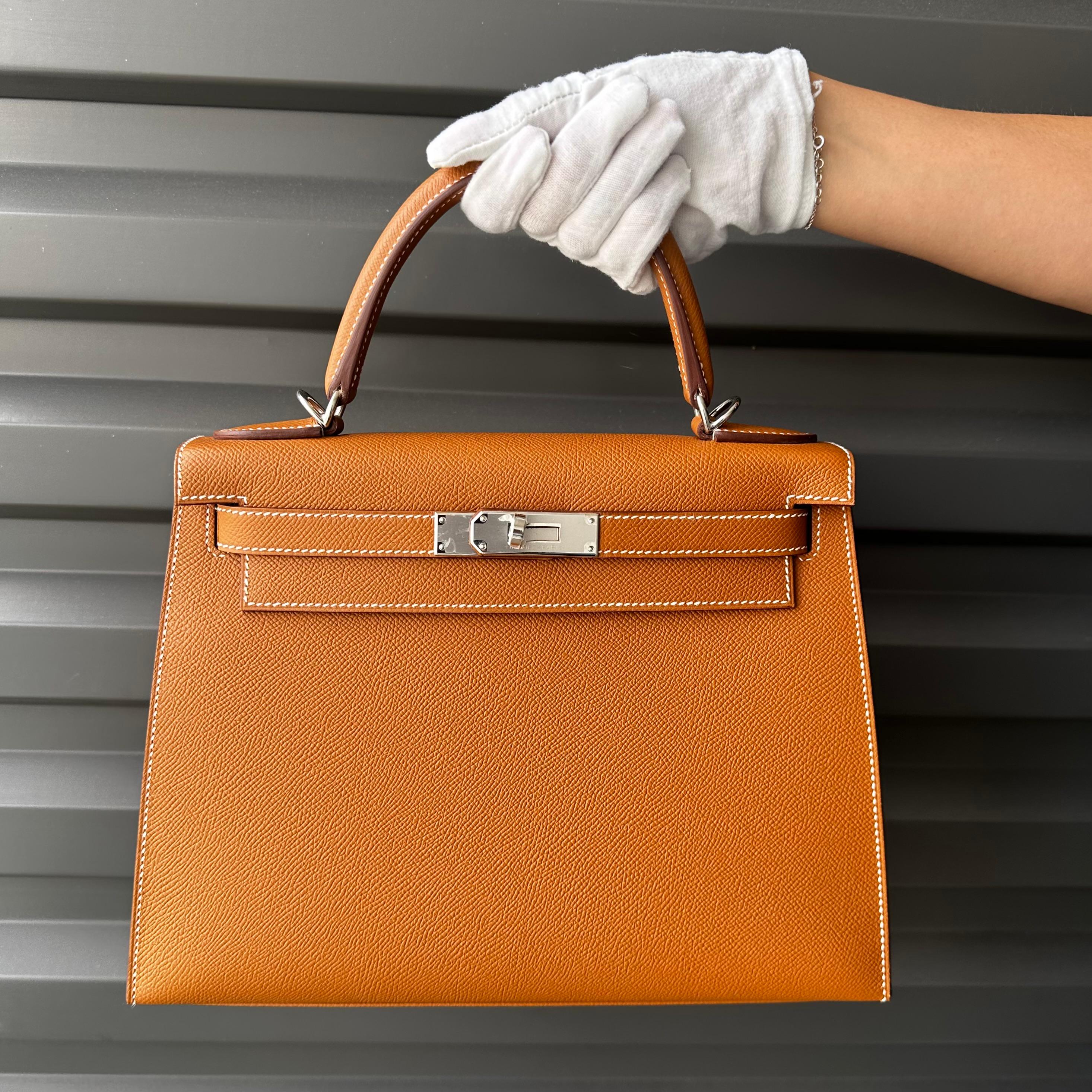 Description: This is a beautiful Brand New Hermes Kelly 28 Sellier 