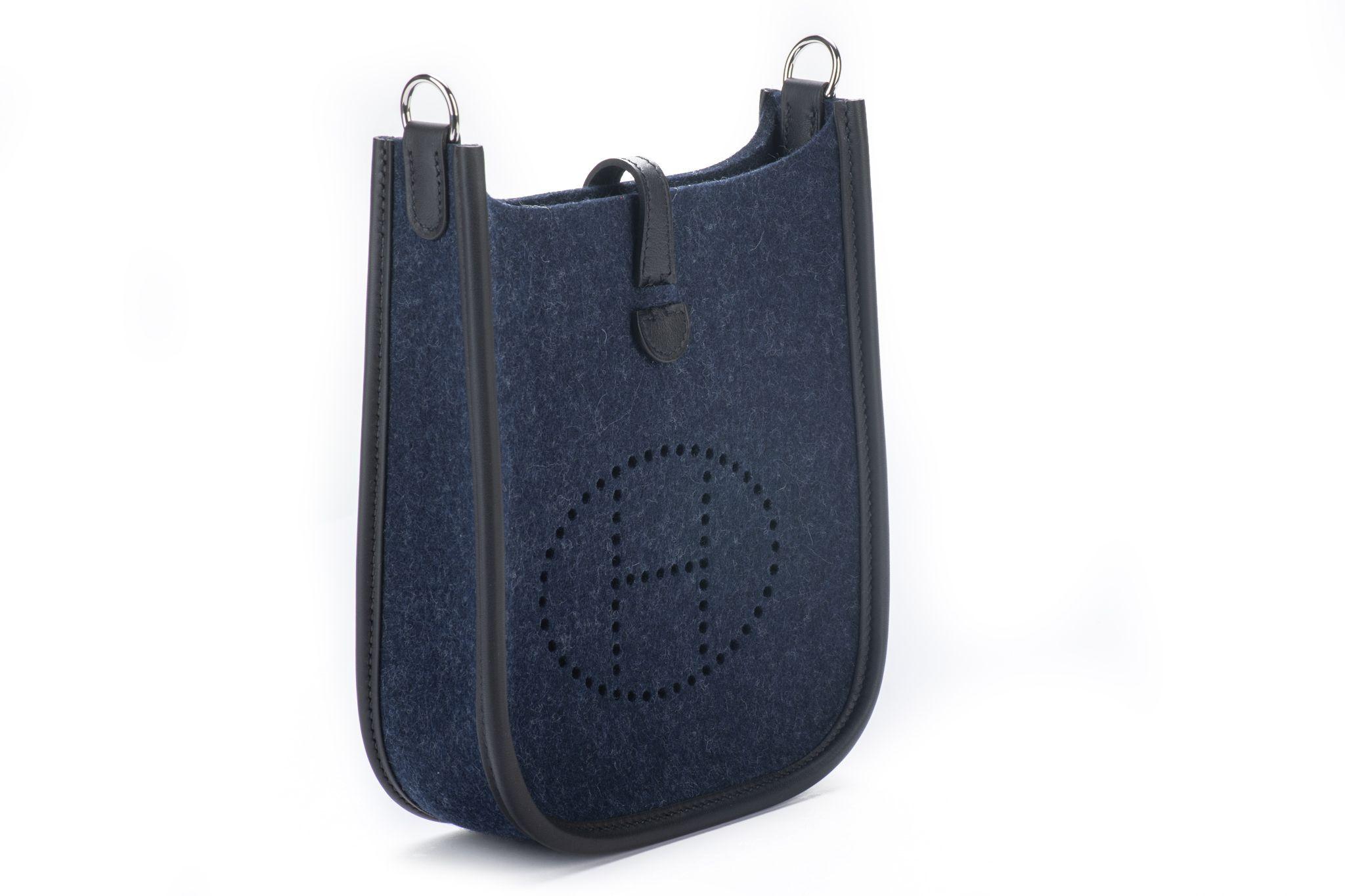 Rare sac à bandoulière Hermès mini Evelyne en feutre bleu, cuir swift noir avec matériel palladium. Jamais utilisé. Daté 
