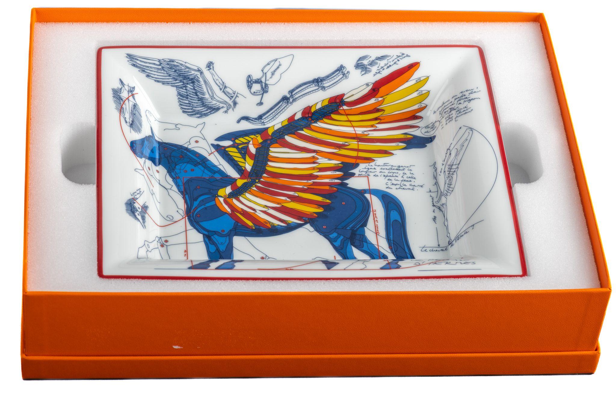 Hermes weiße, blaue, rote und orangefarbene Porzellanfänge mit Pegase-Motiv. Neu mit Originalverpackung.