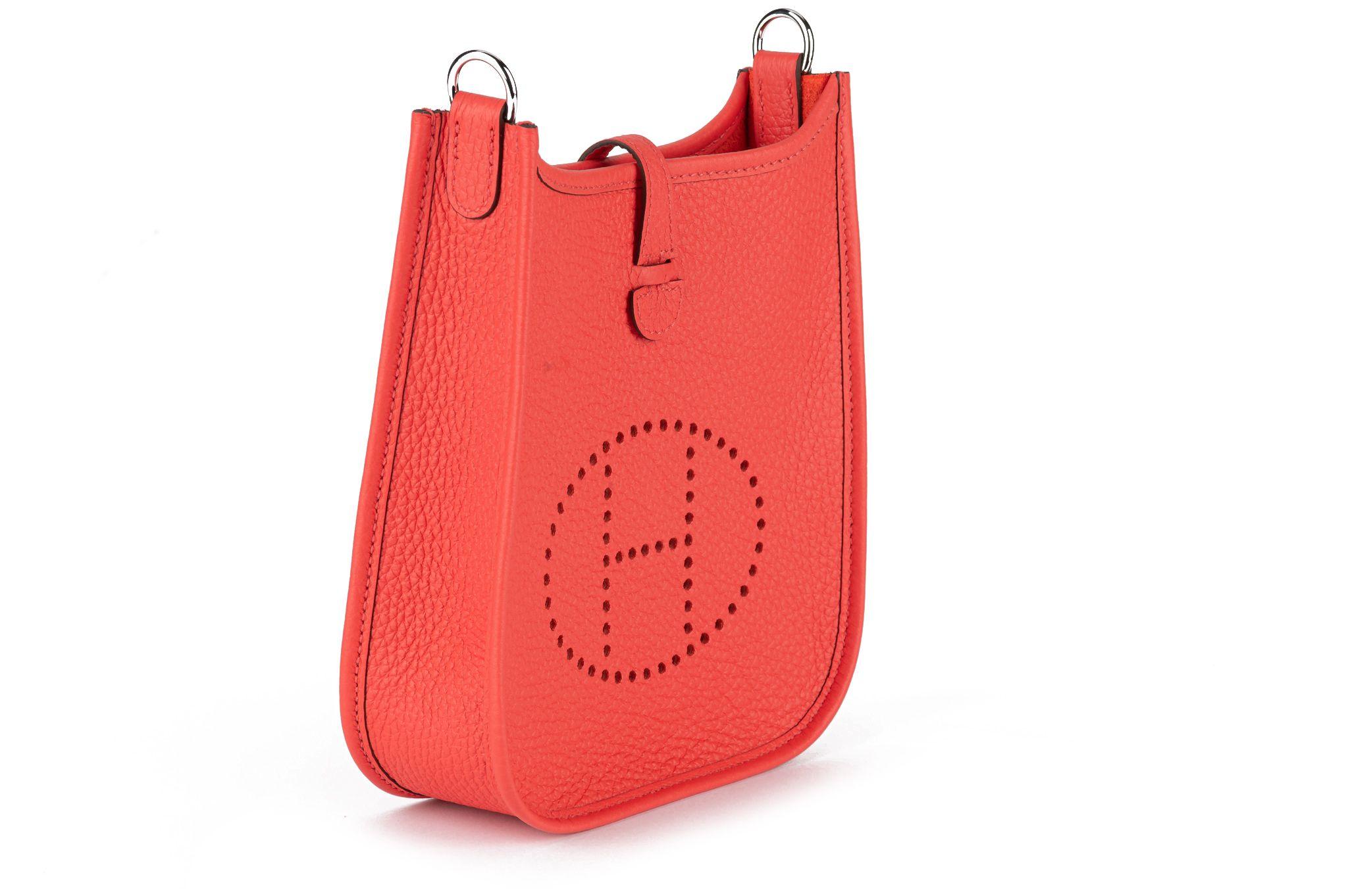 Hermès brand new in box rouge pivoine clemence leather cross body bag with gold tone hardware. Horodateur U pour 2022. Livré avec une petite et une grande housse, un livret et une boîte.