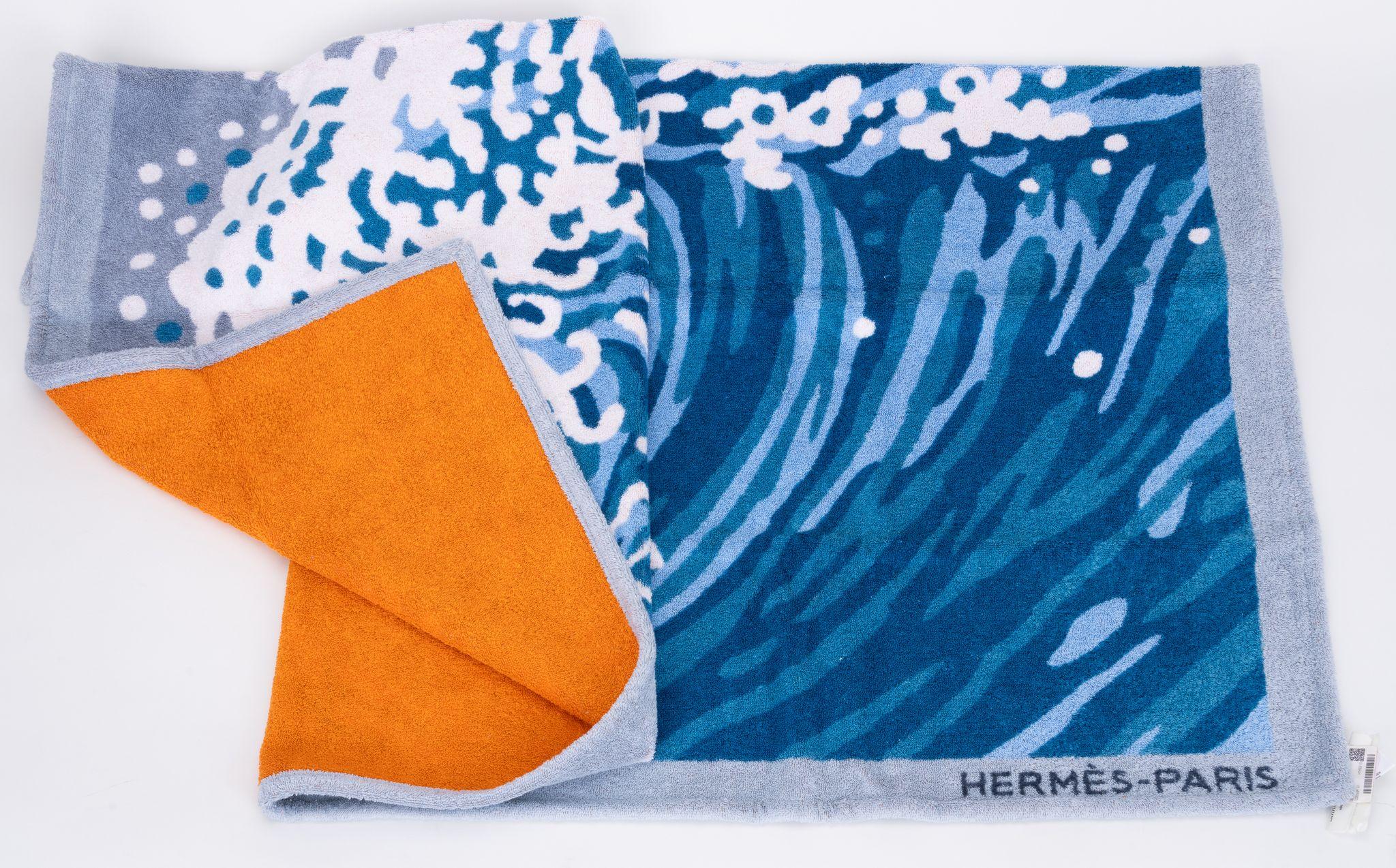 Hermès Strandhandtuch aus Baumwolle mit Wellen- und Surfermotiv. Neu mit Originalverpackung.