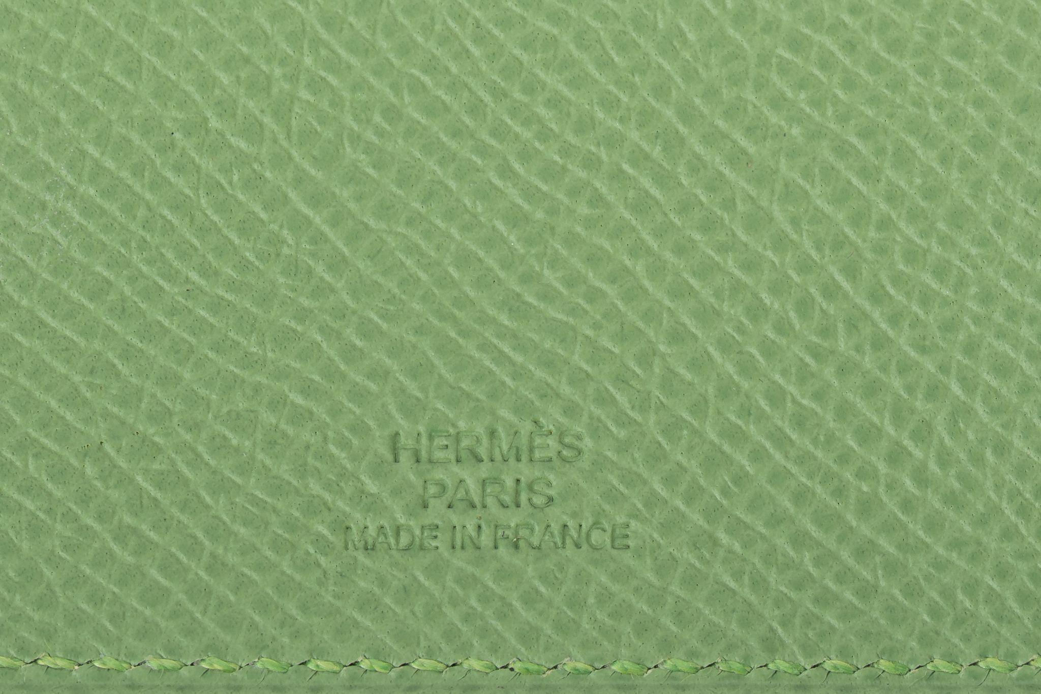 Hermès BNIB Vert Criquet Reisepass Hülle Damen im Angebot