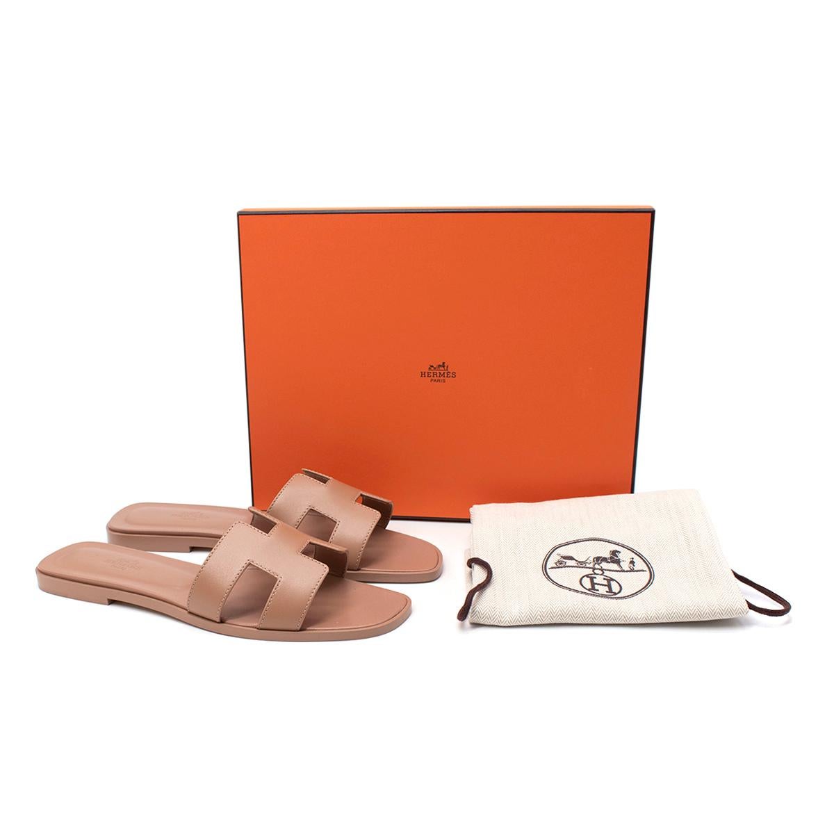 Hermes Bois de Santal Kalbsleder Oran Sandalen 

- Offizielle Farbe - Bois de santal  
- Nacktes tonales Futter
- Ikonischer 