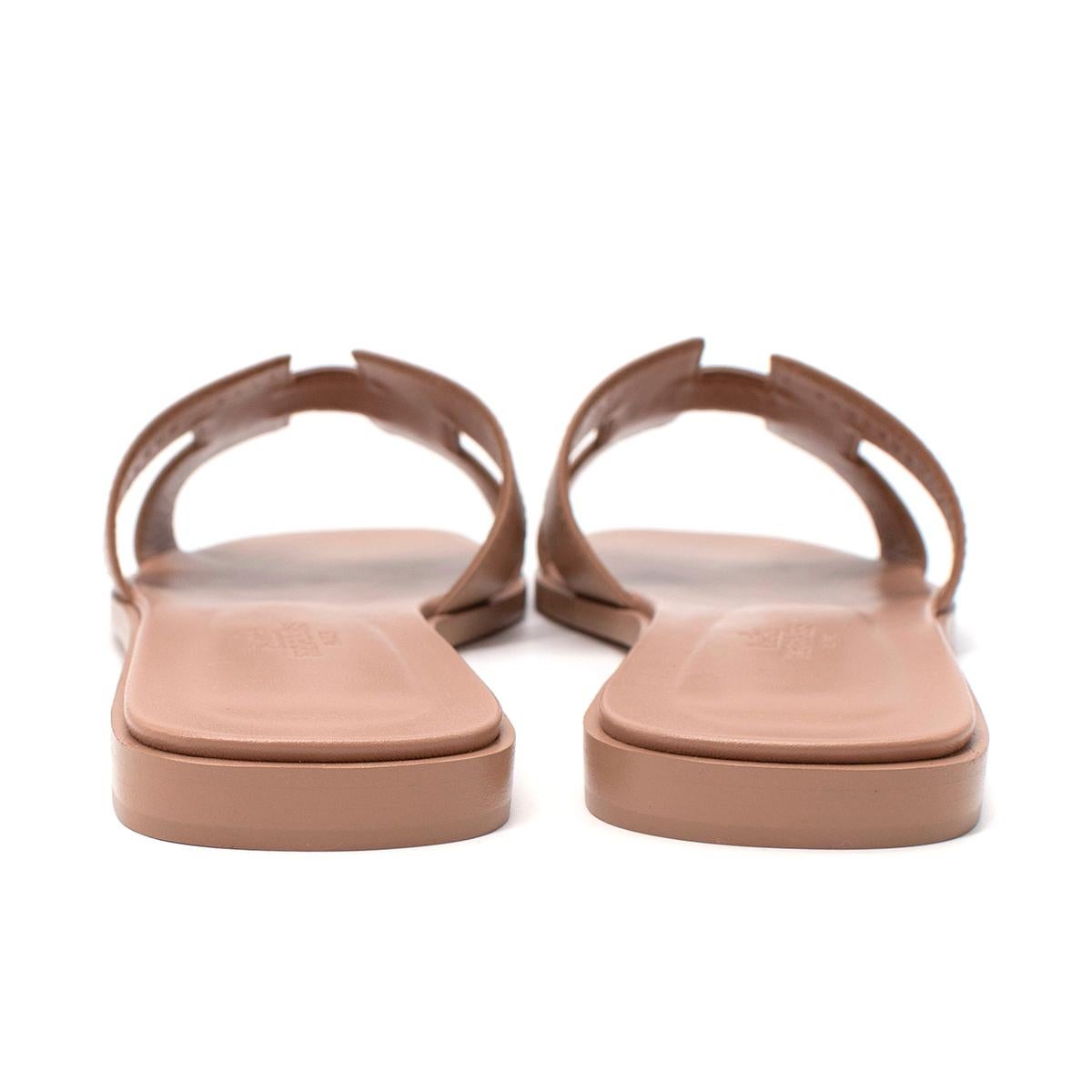 Hermès Bois de Santal Oran-Sandalen aus Kalbsleder - Seltene Farbgebung im Zustand „Neu“ im Angebot in London, GB