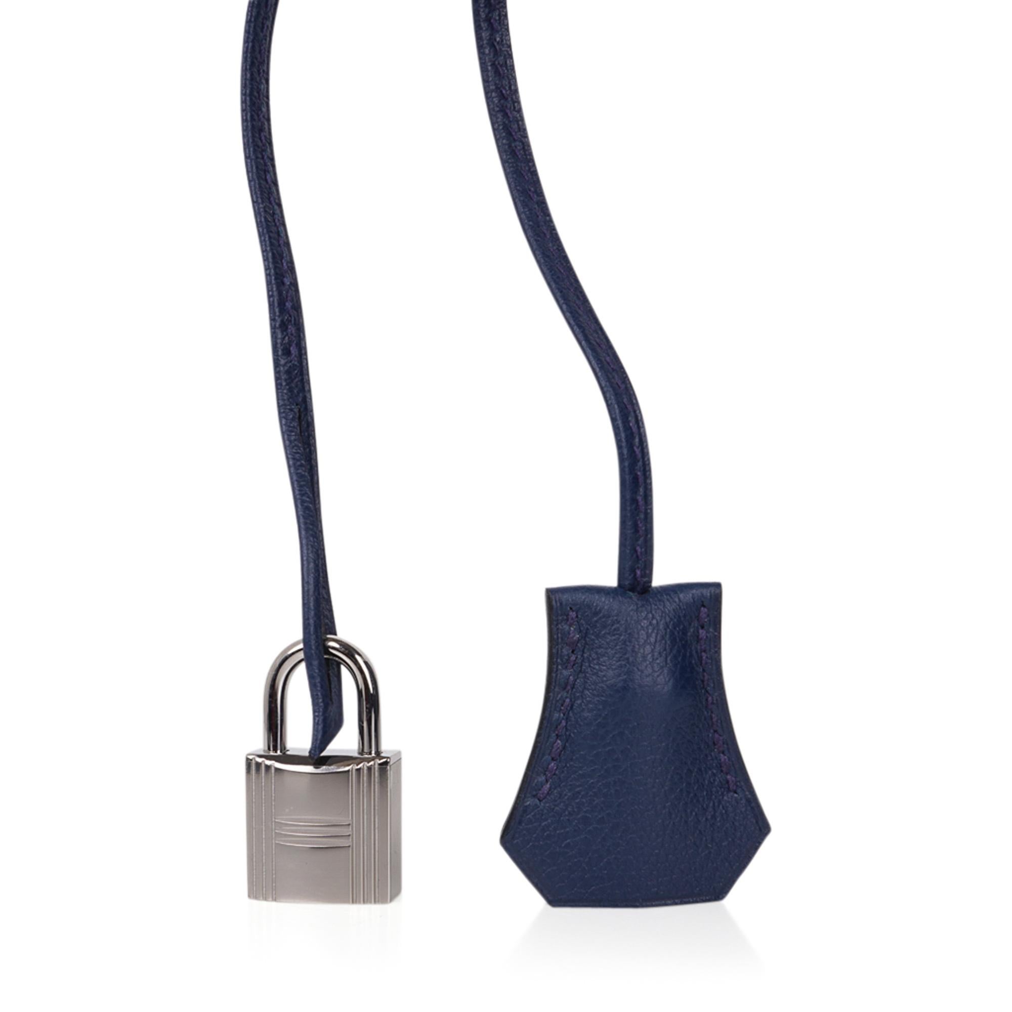 Mightychic offers a guaranteed authentic Hermes Bolide 1923 45 Baseball bag featured in Blue de Malte.
This limited edition Hermes Bolide was seen on the 2018 Hermes Men's Spring Runway show.
The Weekender is featured in Evercolor calfskin with