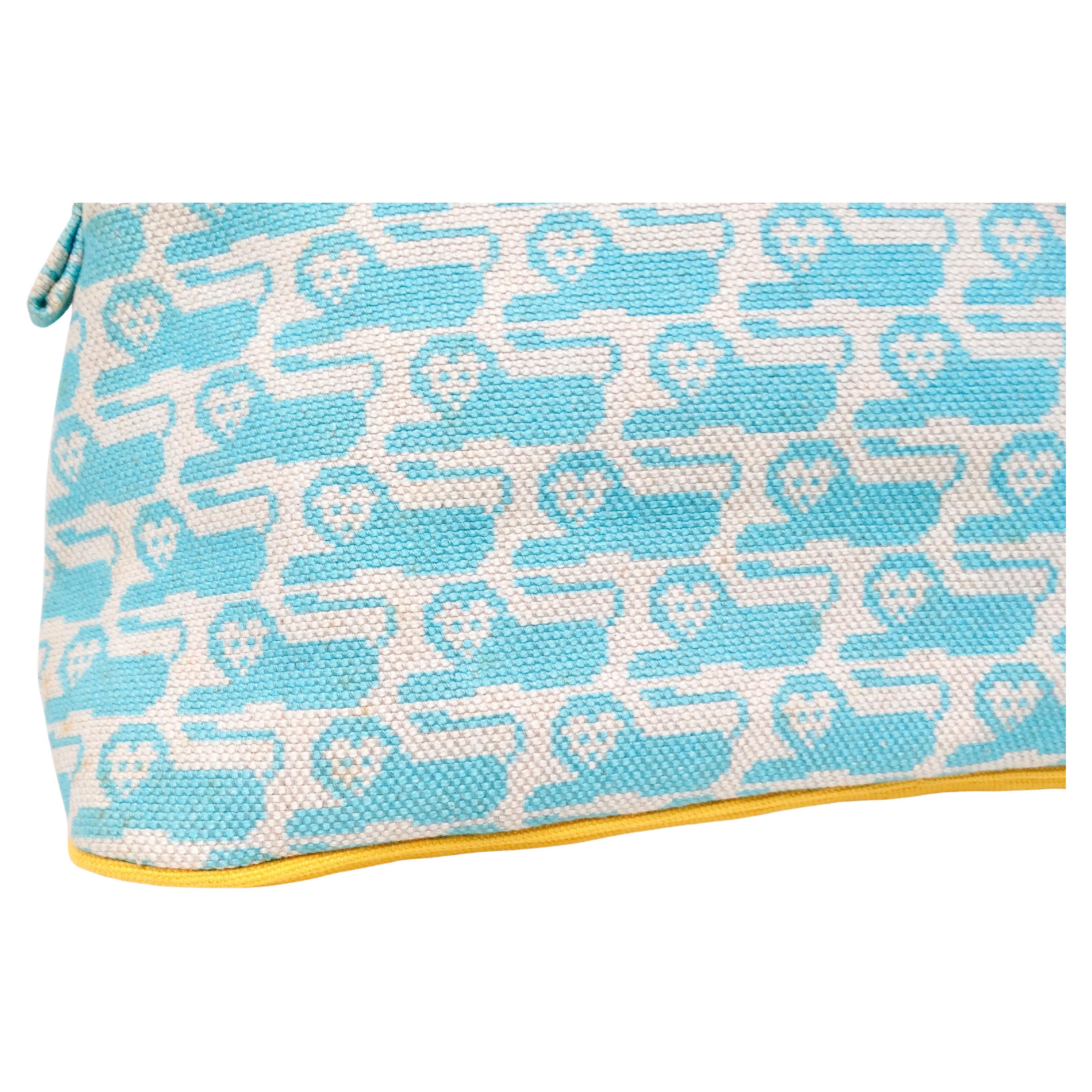 Die Hermes Bolide 30 Animaux Canvas Lion Print Pouch ist ein exquisites Accessoire, das sowohl verspielten Charme als auch luxuriöse Handwerkskunst verkörpert. Diese aus cremefarbenem Canvas gefertigte Tasche zeigt ein entzückendes Bienenmotiv, das
