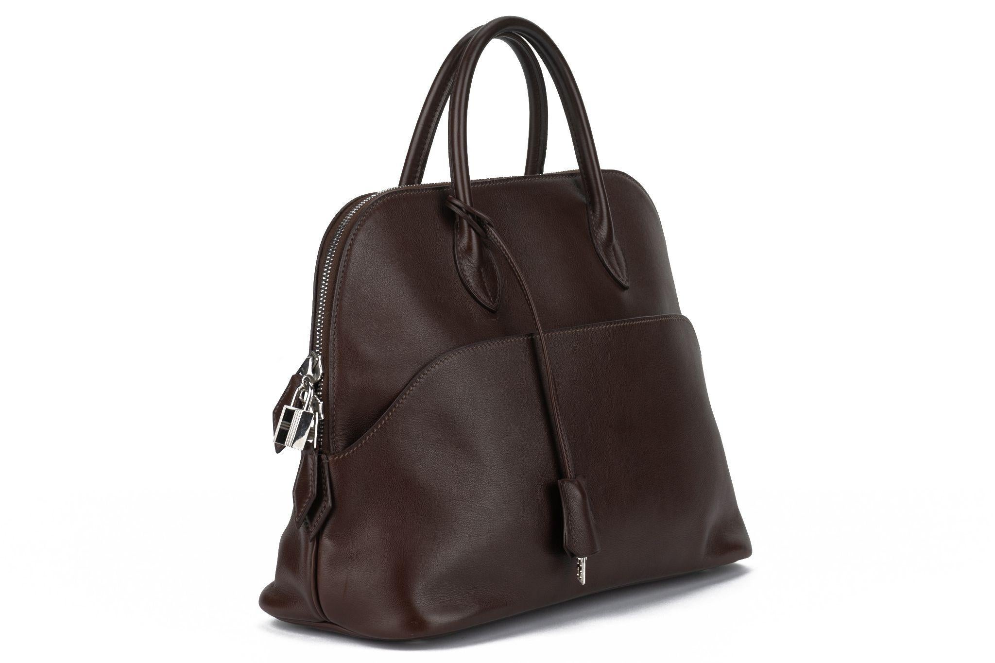 Hermès Bolide 31in cuir swift cacao et quincaillerie palladium. Manche tombant, I.L.A. Estampillé S pour la vente. Excellent état.
Livré avec : clochette, tirette, serrure, 2 clés, boîte d'origine.