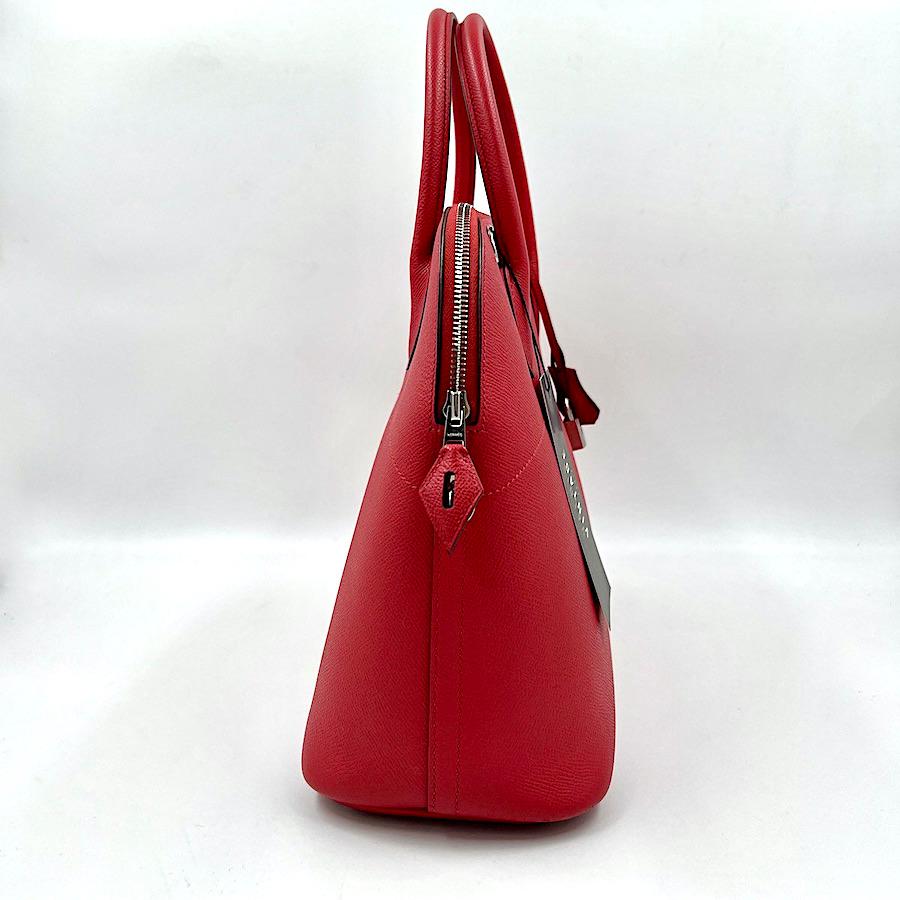 Bolide bag HERMES 35 in Rouge Pivoine epsom leather. The hardware is in silver plate metal.
In very good condition.
Made in France.
Size: 35 x 27 x 14cm
The Shoulder strap is missing.
Stamp O in a Square, year: 2011

Will be delivered in its HERMES