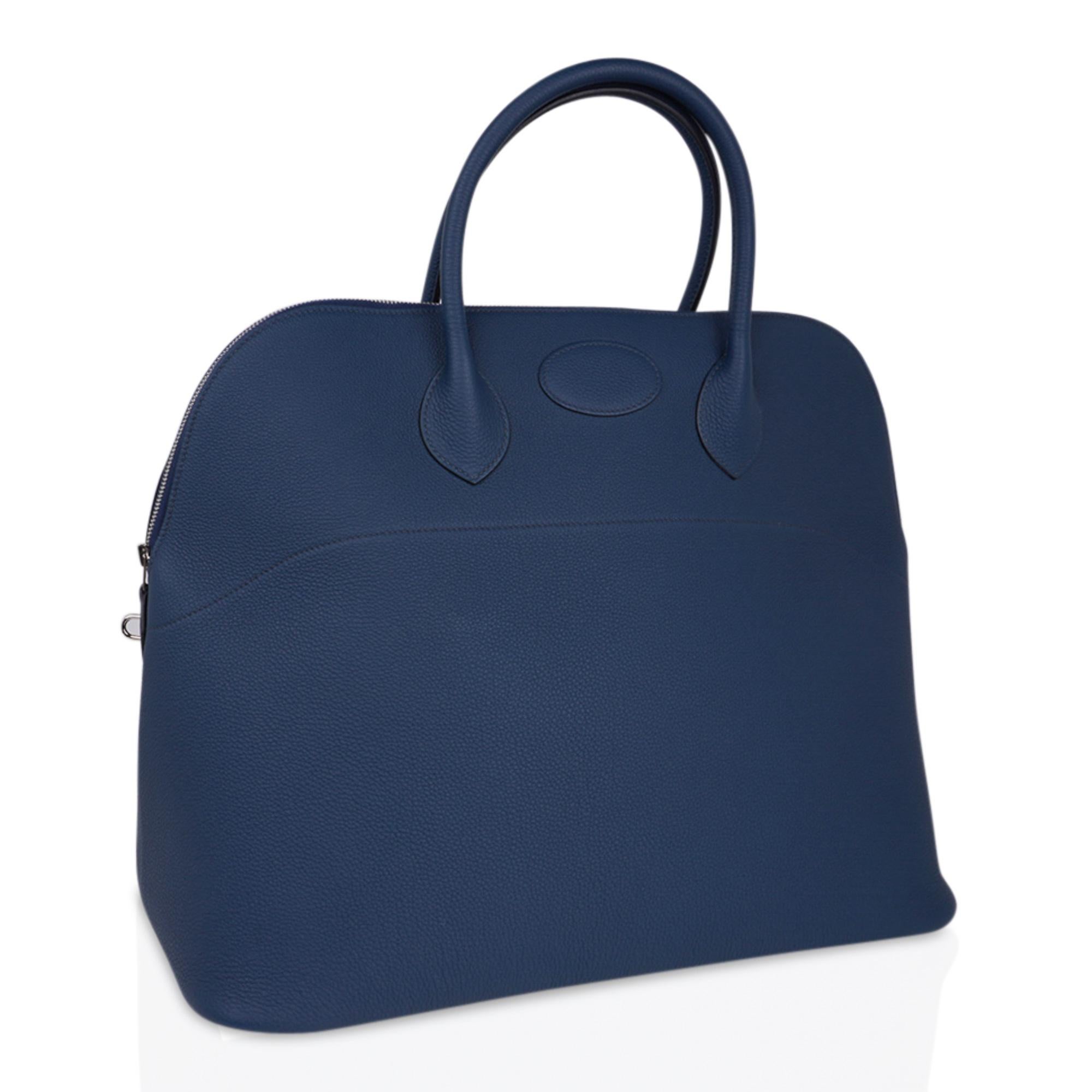 Mightychic offers an Hermes 45 Bolide featured in Blue de Prusse.
Crisp Palladium hardware.
The Weekender is featured in Togo leather, beautiful and scratch resistant.
Doubled rolled handles and top zip closure.
Interior is Toile
Comes with