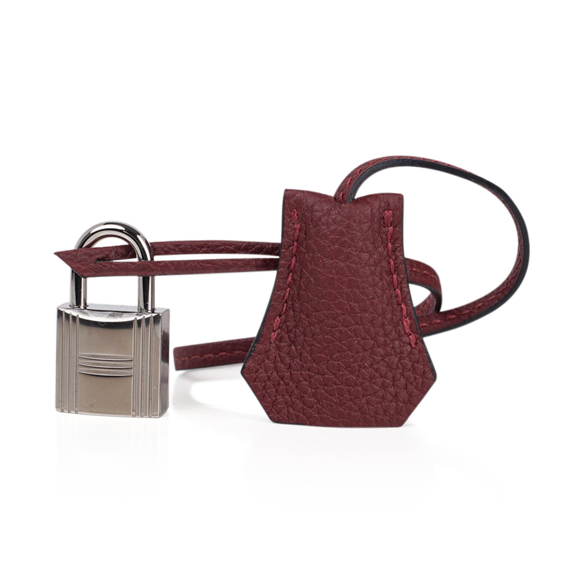 Mightychic offers a guaranteed authentic Hermes 45cm Bolide featured in rich jewel toned Rouge H.
Crisp Palladium hardware.
The Weekender is featured in Togo leather, beautiful and scratch resistant.
Doubled rolled handles and top zip