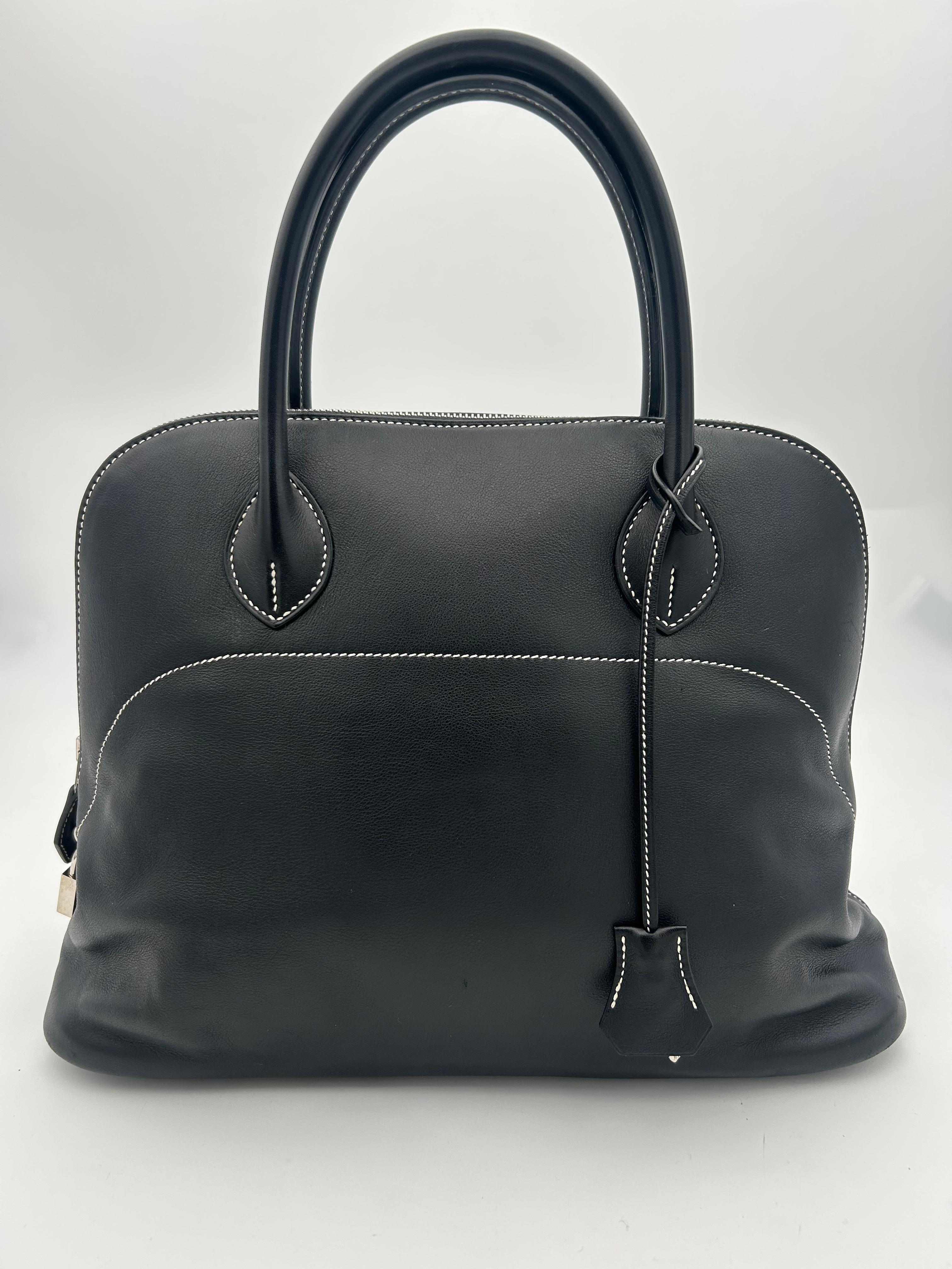 Hermès Bolide Black Sikkim Leather 35cm 2010. Please note this item is in good condition with minor wear consistent with age and use. Stamp N in a Box meaning the bag was bought in 2010. 

In good condition. 
Length = 14cin.  
Height = 10in. 
Handle