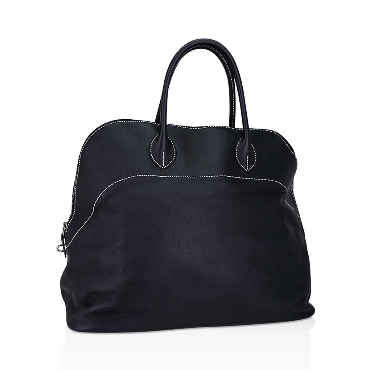 Mightychic offers a limited edition rare Hermes Bolide Relax (Mou) 45 bag featured in Black.
Lightweight beautiful Sikkim leather.
Fresh Palladium hardware.
Versatile from work to a travel featured in the softest leather with white