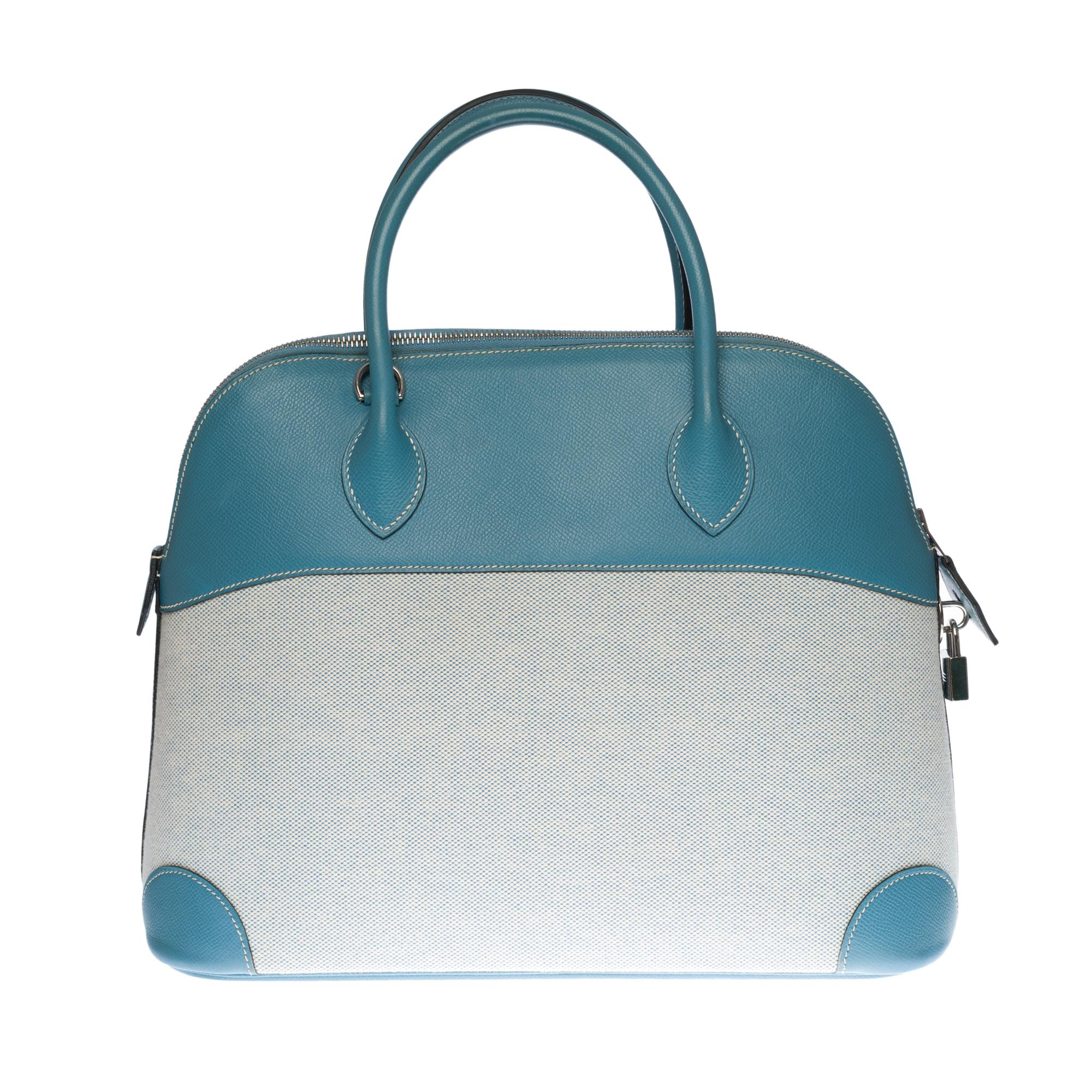 Rare Hermes Bolide limited edition handbag strap in bleu jean Epsom leather and bluish white canvas, palladium silver metal hardware, double blue leather handle, shoulder strap in blue in leather for hand or shoulder carrying
Silver metal zip
Blue