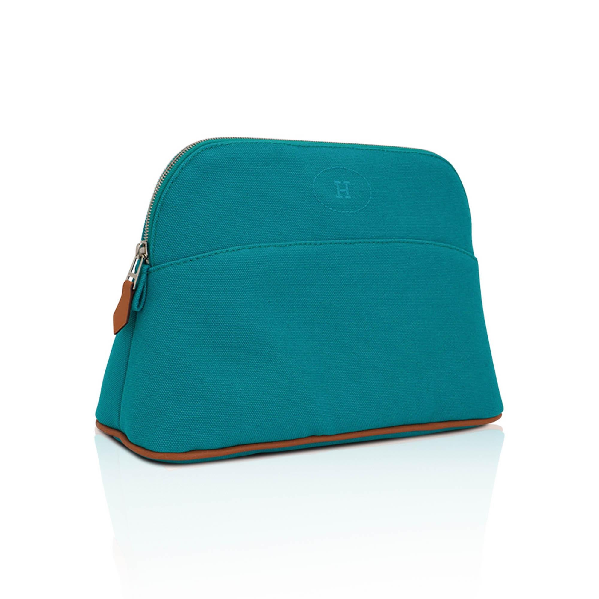 Mightychic offers an Hermes Bolide travel case - Trousse de Voyage - featured in Vert Verone cotton canvas.
This medium model beautiful green travel case has a lambskin leather zipper toggle and base trim.
This charming waterproof lined travel case