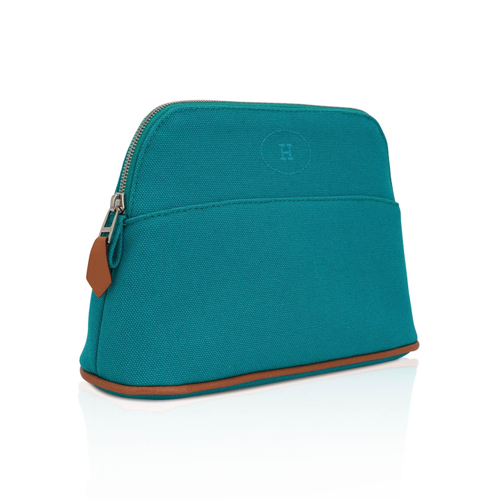 Mightychic offers an Hermes Bolide travel case - Trousse de Voyage - featured in Vert Verone cotton canvas.
This mini model beautiful green travel case has a lambskin leather zipper toggle and base trim.
This charming waterproof lined travel case