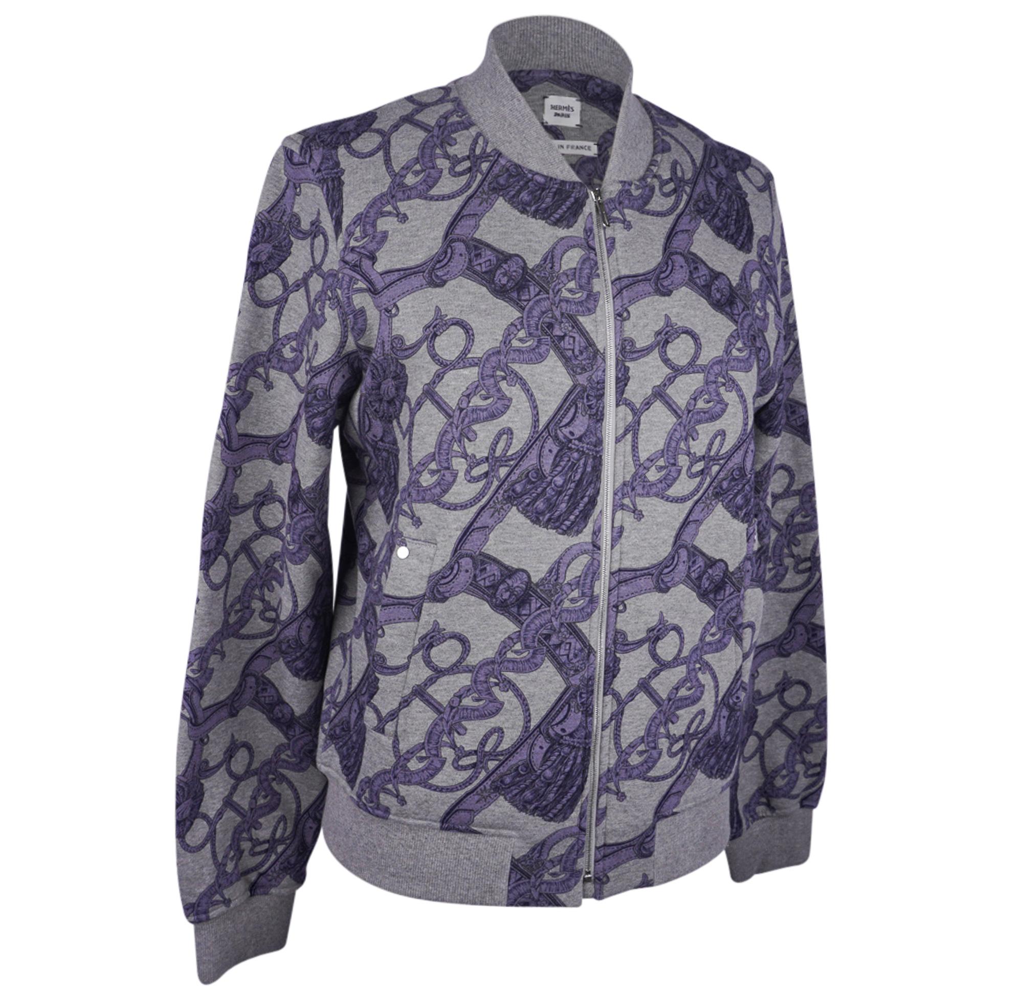 Mightychic offers Hermes Bride De Cour Gris Bleute bomber jacket.
Grey background with blue grey equestrian designs.
Zip front with palladium Hermes embossed pull.
Two pockets and facing in cotton jersey with small Clou de Selle on each.
Ribbed at