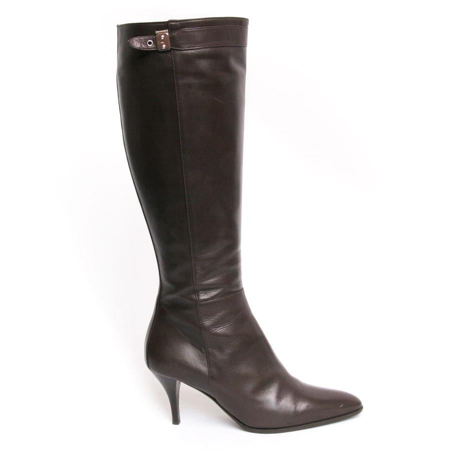 This superb pair of Hermès boots is made of brown lamb leather. It's a size 37. 
The zipper is on the inside edge of the shoe. The heel is not very high. A buckle, silver color, identical to the clasp of the bag 