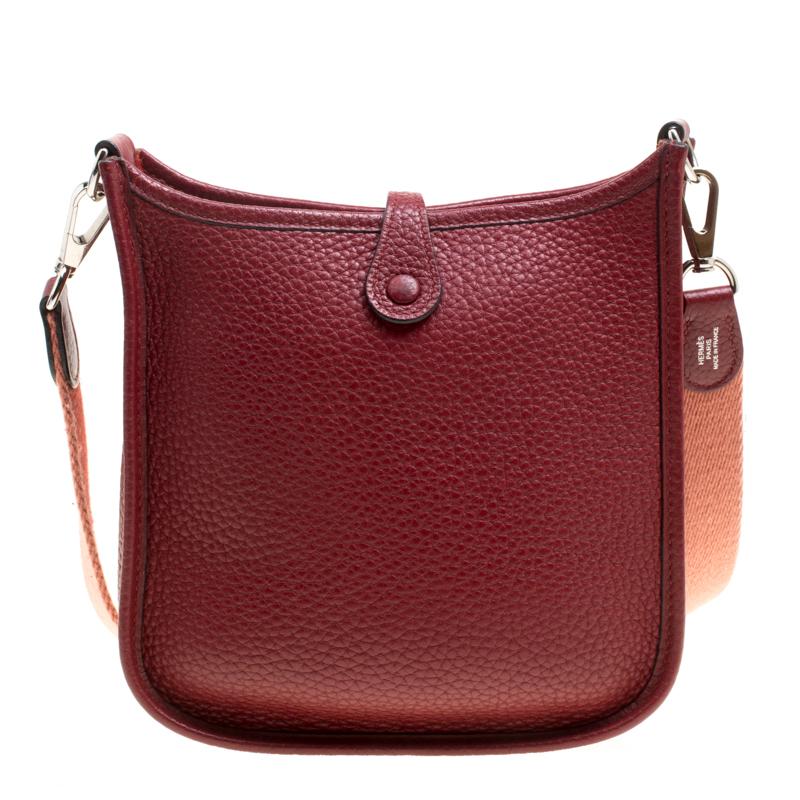 The Evelyne is a bag known and praised by lovers of Hermès and luxury alike. It comes in a range of sizes from TPM to TGM. This pretty one here is in a TPM size, which is the smallest in the existing range. It is crafted from Clemence leather and