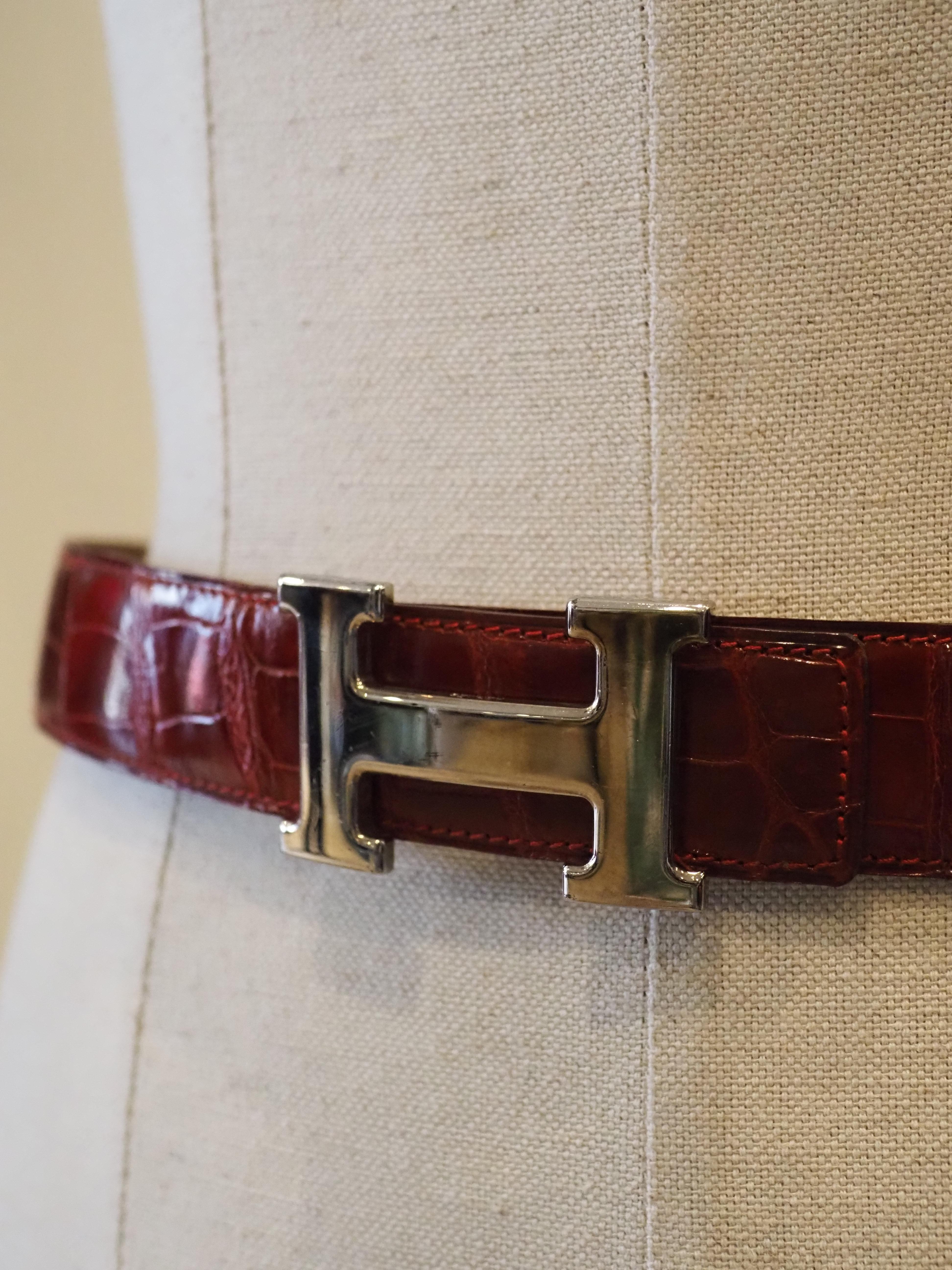 Ceinture Hermès en cuir de croco bordeaux et métal argenté
entièrement fabriqué en France
taille 100 cm 