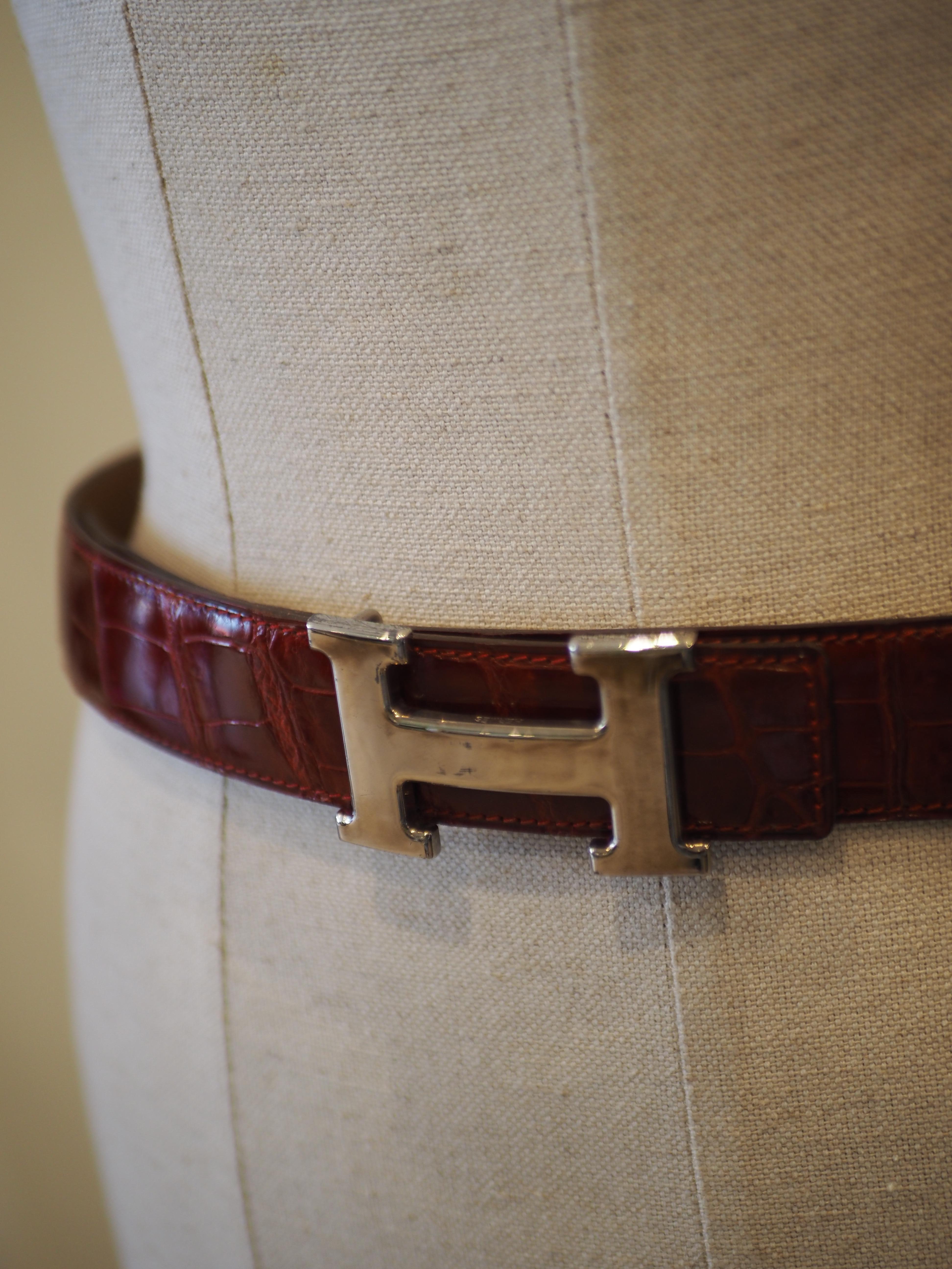 Ceinture Hermès en cuir de croco bordeaux et métal argenté Excellent état à Capri, IT