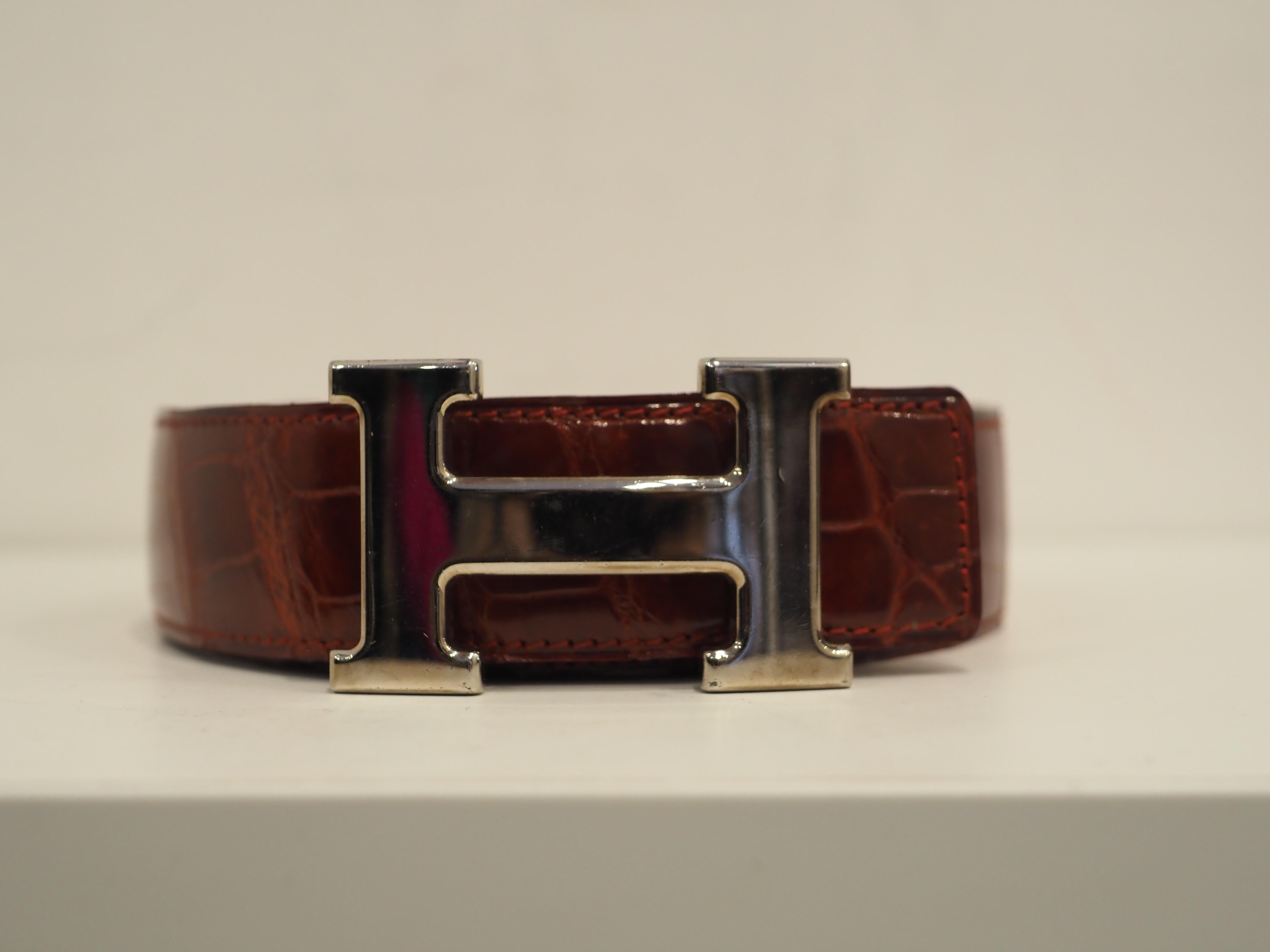 Ceinture Hermès en cuir de croco bordeaux et métal argenté 1