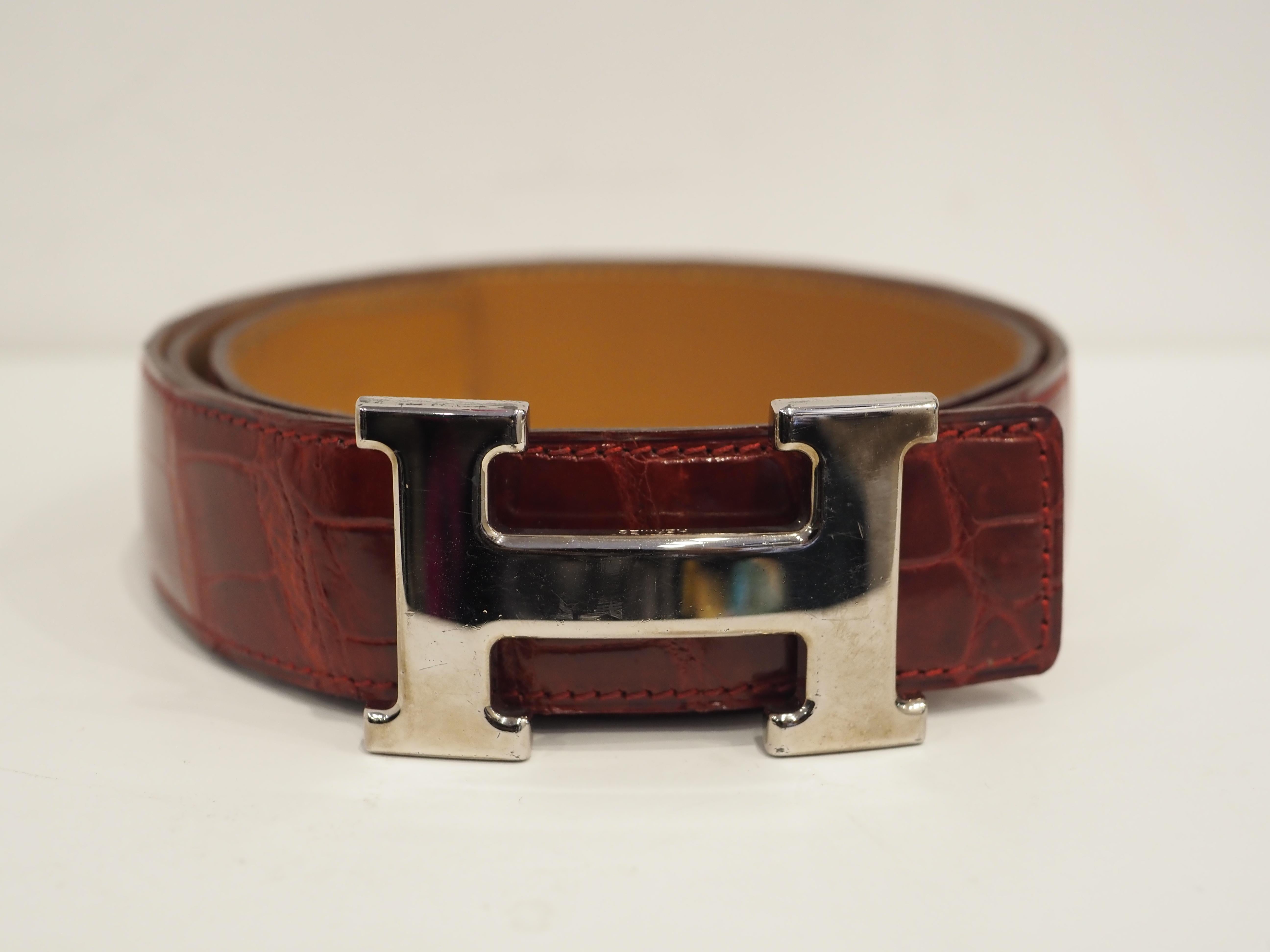 Ceinture Hermès en cuir de croco bordeaux et métal argenté 2