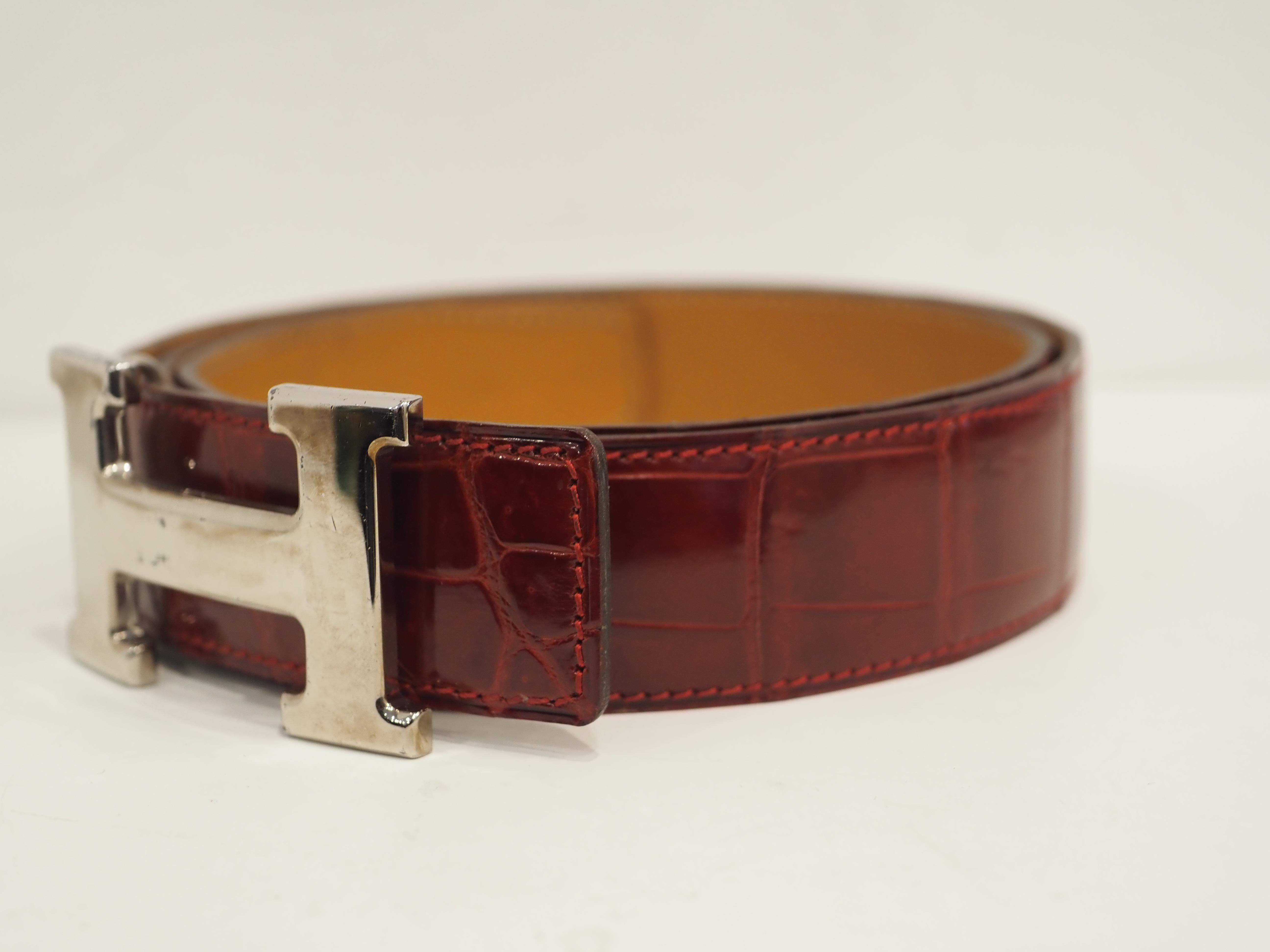 Ceinture Hermès en cuir de croco bordeaux et métal argenté 3