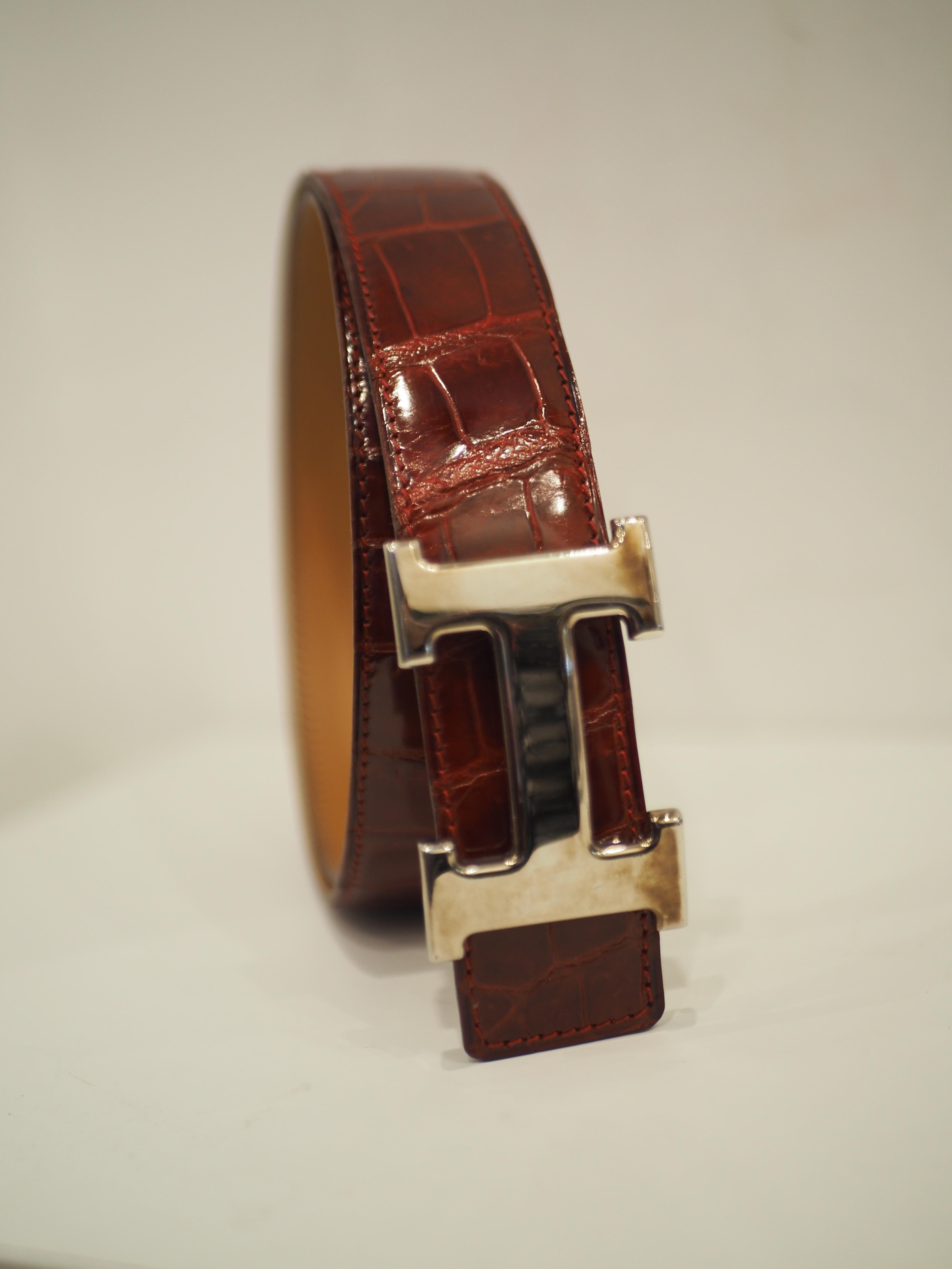 Ceinture Hermès en cuir de croco bordeaux et métal argenté 5