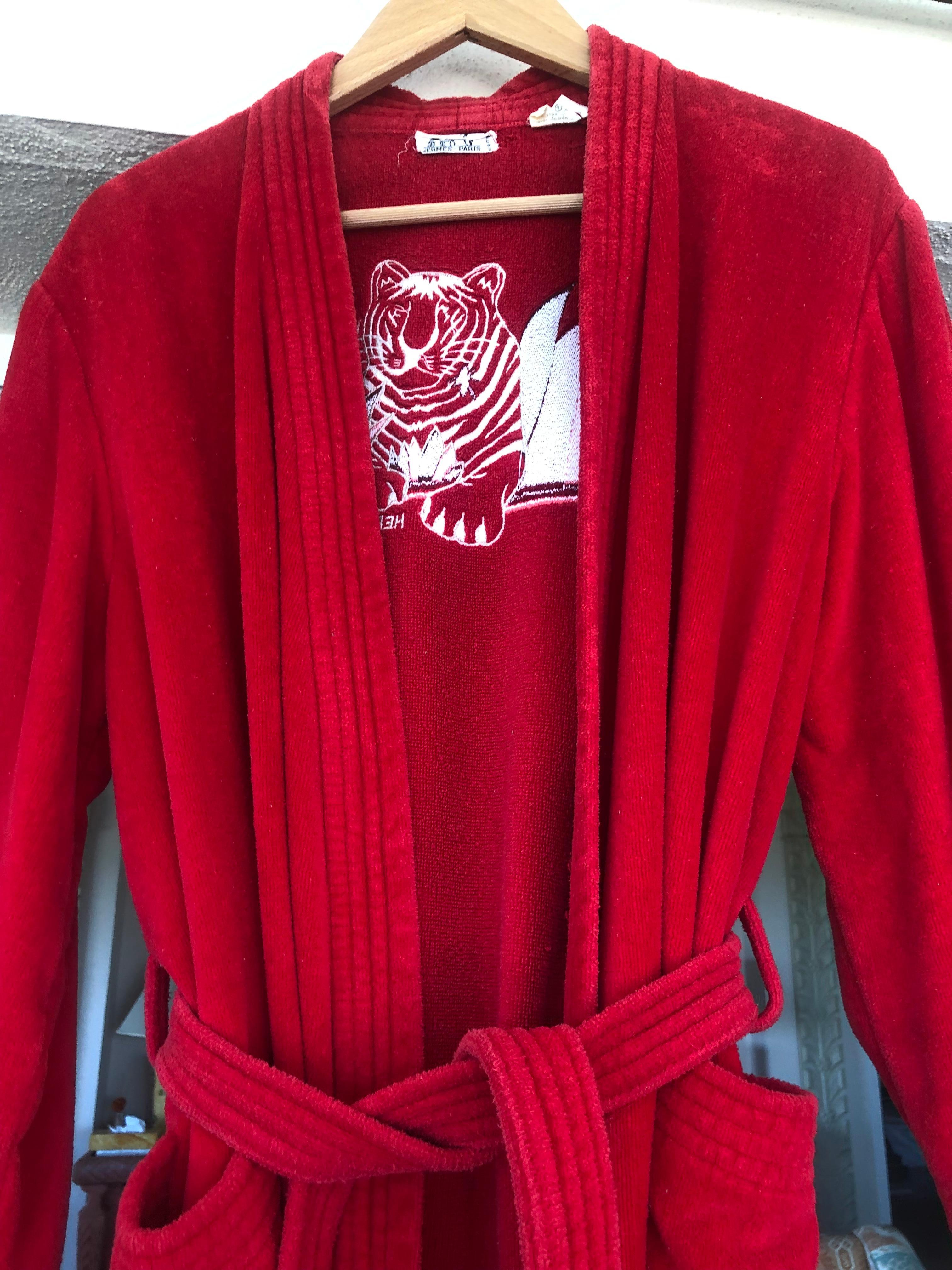 Very chic bourdeaux panthere bathrobe   two front pockets and belt.
It can be worn at the beach or at home !

Collection:
Fabric: 75% cotton - 25% silk
Color: Bordeaux 
Size: FR 40 (large fit)